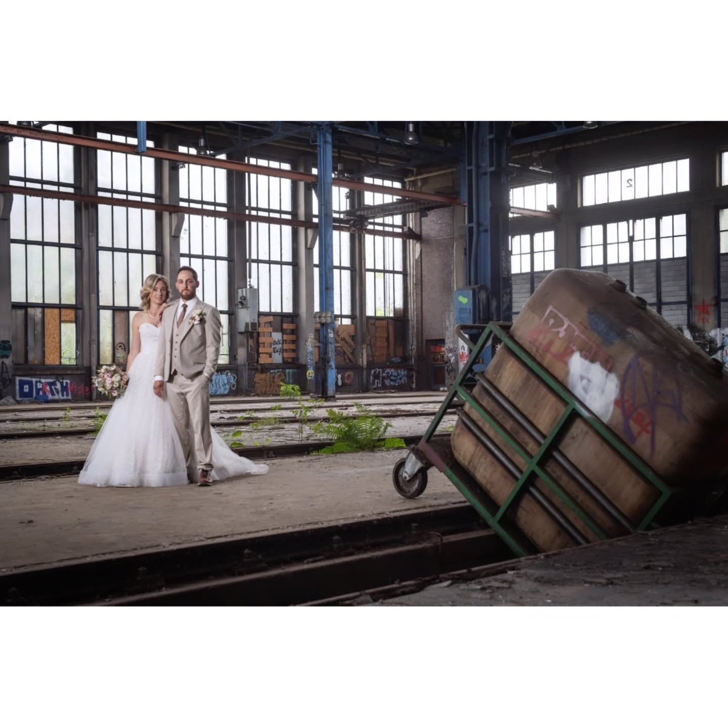 Wer mich kennt weiß, dass ich für verrückte Ideen zu haben bin. Deswegen musste ich auch gar nicht lang überlegen, als das Brautpaar mich gefragt hatte, ob ich ein Brautpaar-Shooting in einem Lost Place machen würde 🧡
Da war ich doch sofort Feuer und Flamme! Konnte ich doch zwei Leidenschaften von mir verbinden - Hochzeitsfotografie und Lost Places 🧡
Es war so mega! Und ich muss sagen: Hut ab! vor der Braut! Sie stieg mit ihrem Kleid durch ein zerschlagenes Fenster 🧡 und bevor der Aufschrei los geht! Nein, das Fenster haben nicht wir zerschlagen, es war schon zerstört. Damit das Kleid nicht aus Versehen zerrissen und geschützt wurde, haben wir den Fensterrahmen mit einer Wolldecke zugedeckt. So konnte die Braut ungehindert dadurch.
Vielen Dank an @__your__baristro__ und seine Frau für dieses wunderbare Erlebnis 🧡
#hochzeitsmagie
#hochzeitsfotografmünchenumland
#besonderemomente
#hochzeitsfotografmünchen
#hochzeitsreportagemünchen
#brautpaarshooting
#lostplaces
#shootingimlostplace
#brautmode
#hochzeitsfotoideen