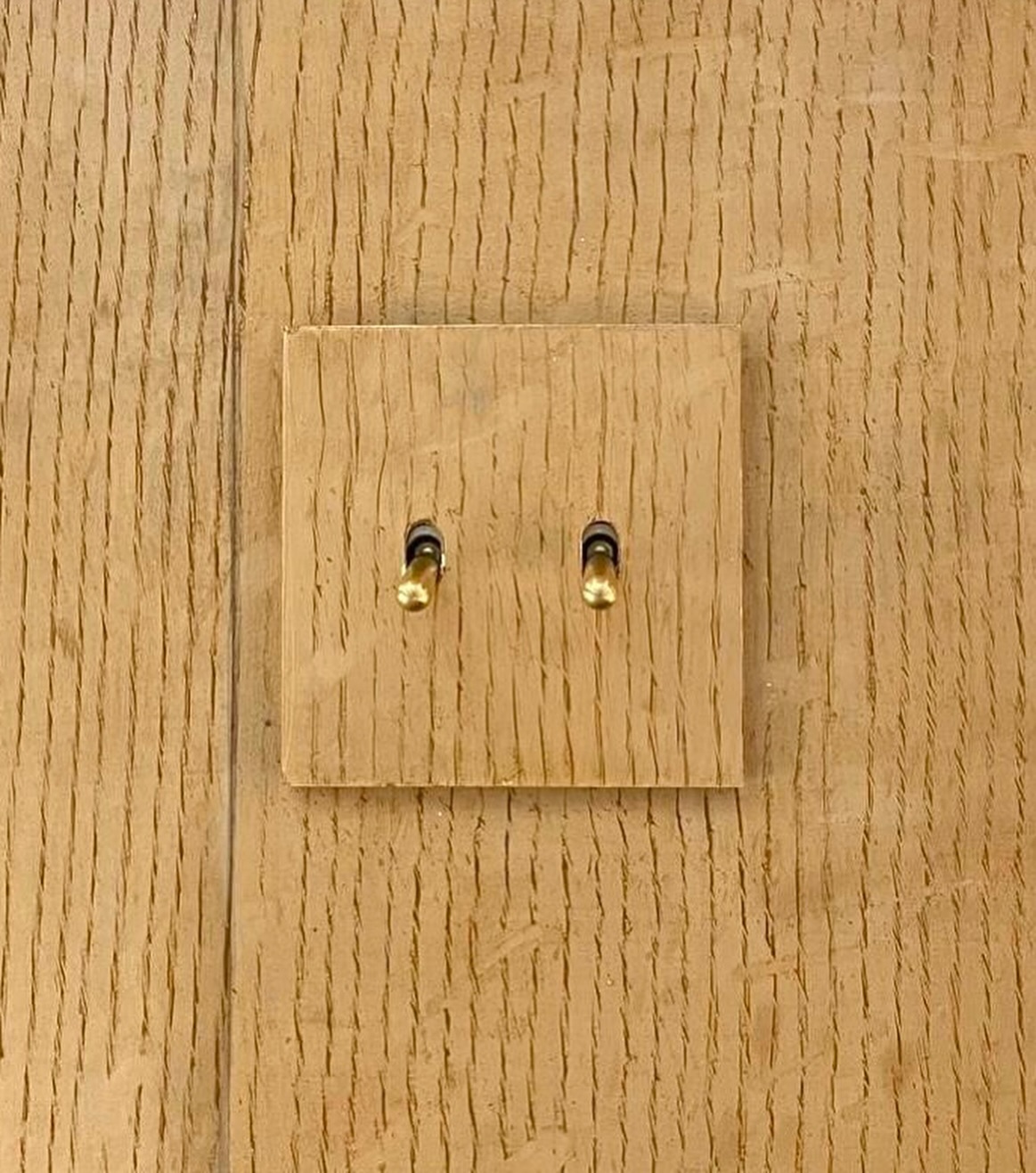 Peinture en trompe l’œil sur notre gamme d’interrupteurs à peindre par @ateliermeriguet 🎨
📆 Save the date !
6ixtes participera à la Paris Design Week du 5 au 14
septembre 2024 ⚜️
À cette occasion,, nous vous donnons rendez-vous pour découvrir notre savoir faire et créations le jeudi 5 septembre à partir de 17h30 autour d’un verre 🥂
#6ixtes #6ixtesinterrupteurs #interrupteur #ateliersdefrance #savoirfaire #artisanat #artisanatfrancais #artisans #architecture #luxe #decorationinterieur #decoration #laiton #inox #interiordesign #interiordecor #interior #faitenfrance
#design #knowhow #craftmanship #homedesign
#interiorarchitect #parisdesignweek