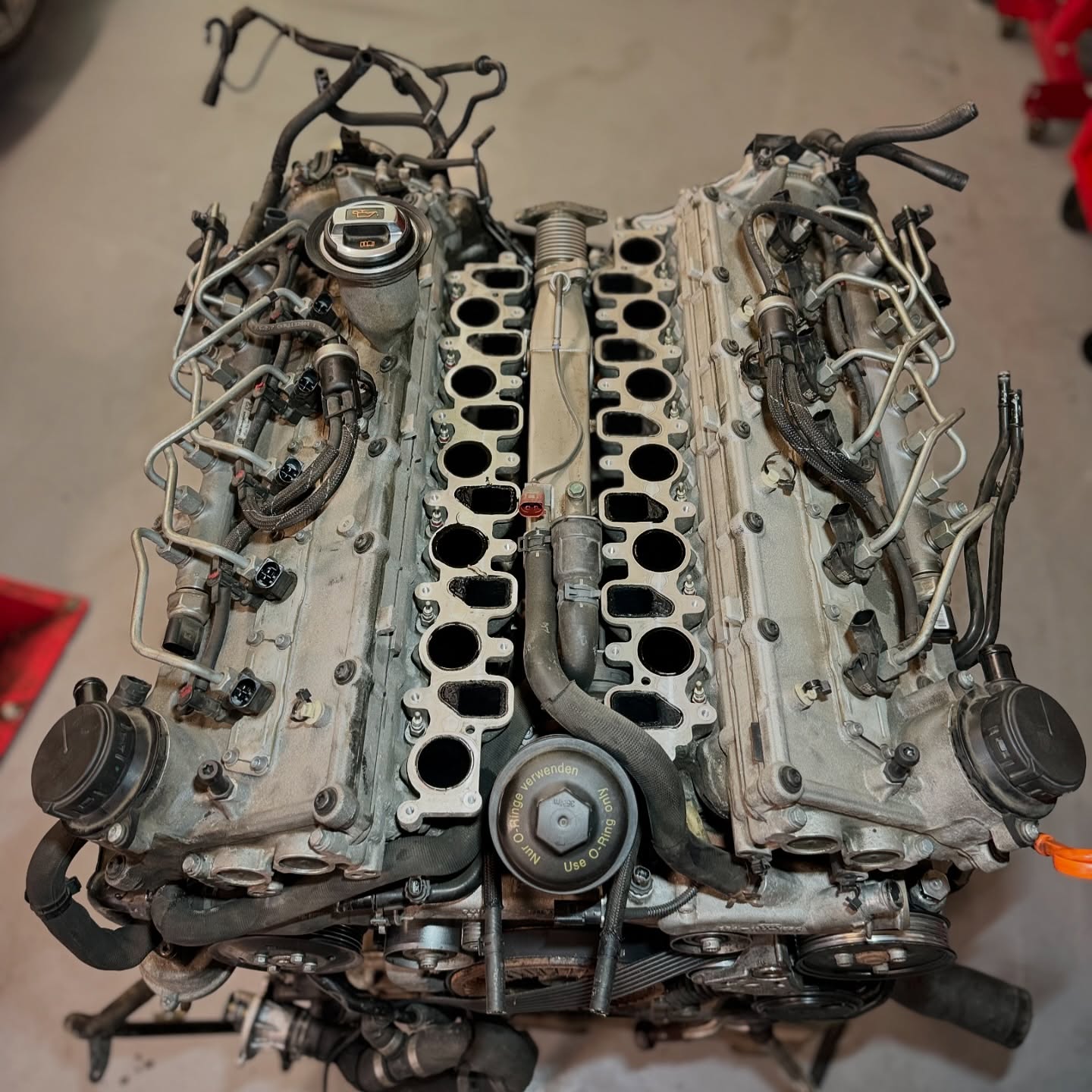 Objem motoru 6.0 Tdi 12 válců 500 Koní 1000Nm
.
Tlakuje do vody ( podfouklé těsnění pod hlavou )
.
#v12 #v12tdi #500horsepower #diesel #audi #repair #audiq7 #service #auto #car #automotive #autobiography #instaphoto #instagood #mechanic #germany #germancars #lemans
