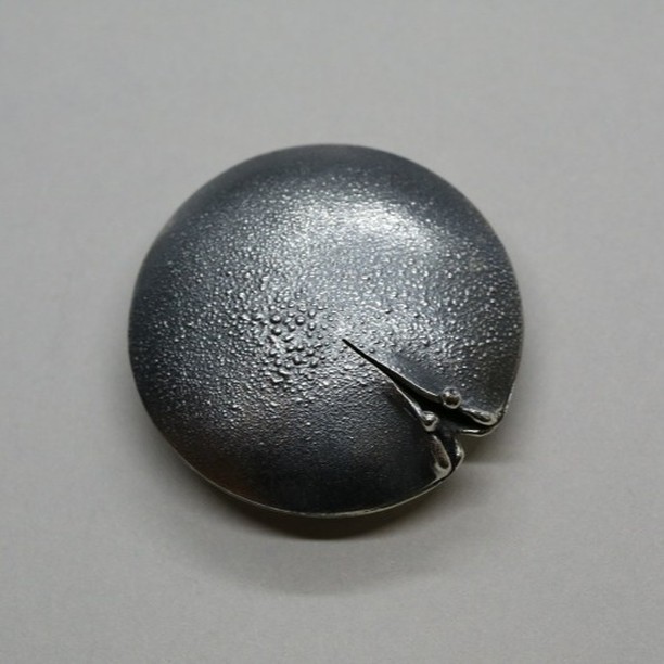 just round and… | silver
camara.nafplio.greece
#camaraworkshop.com
#nafplio #jewelry #art #silvergold
#designjewelry #rings
#handmadejewelry