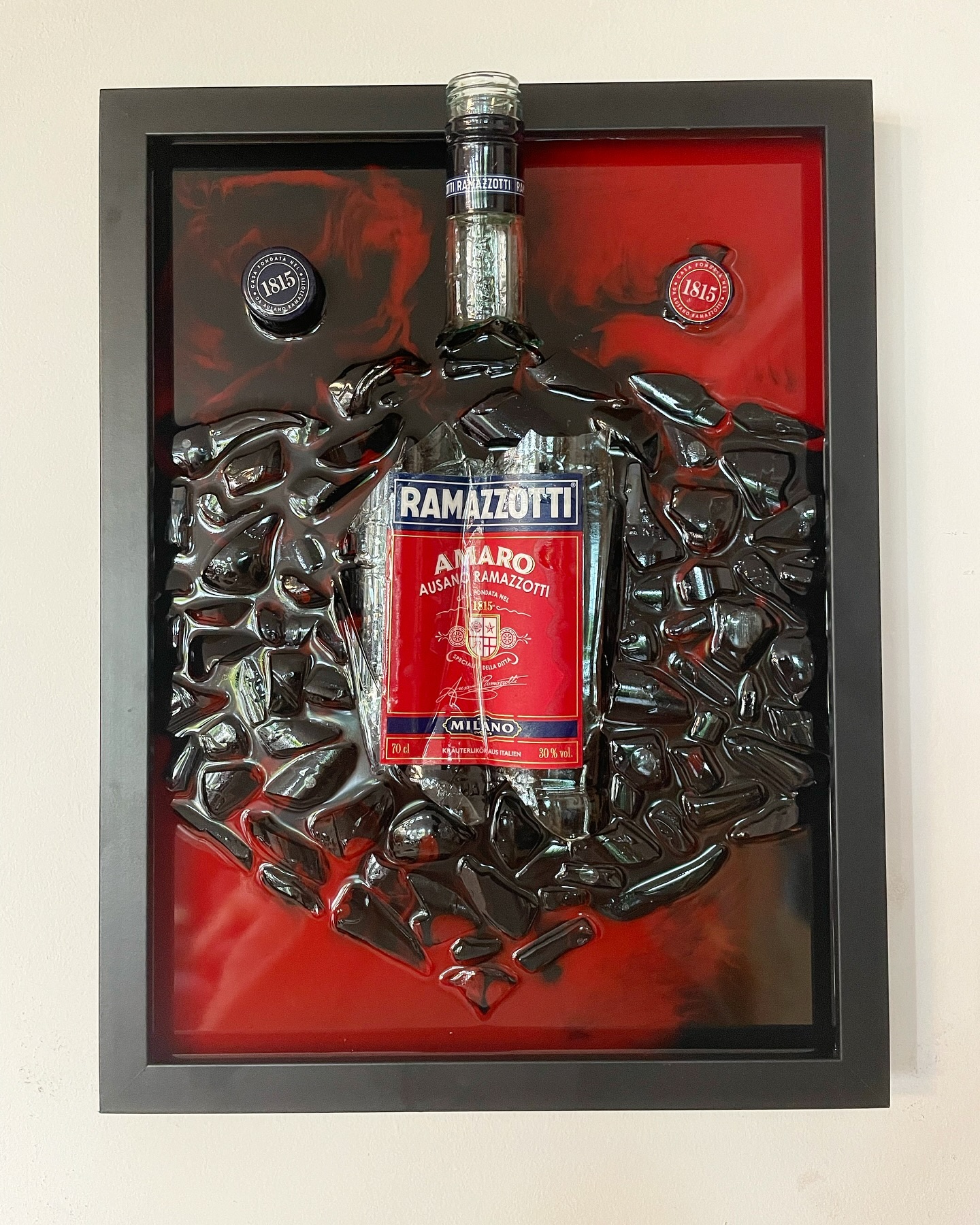 ☀️Ramazzotti im 40x30cm Rahmen mit roten Farbelementen☀️ #brokenbottleart #new #brokenharmony