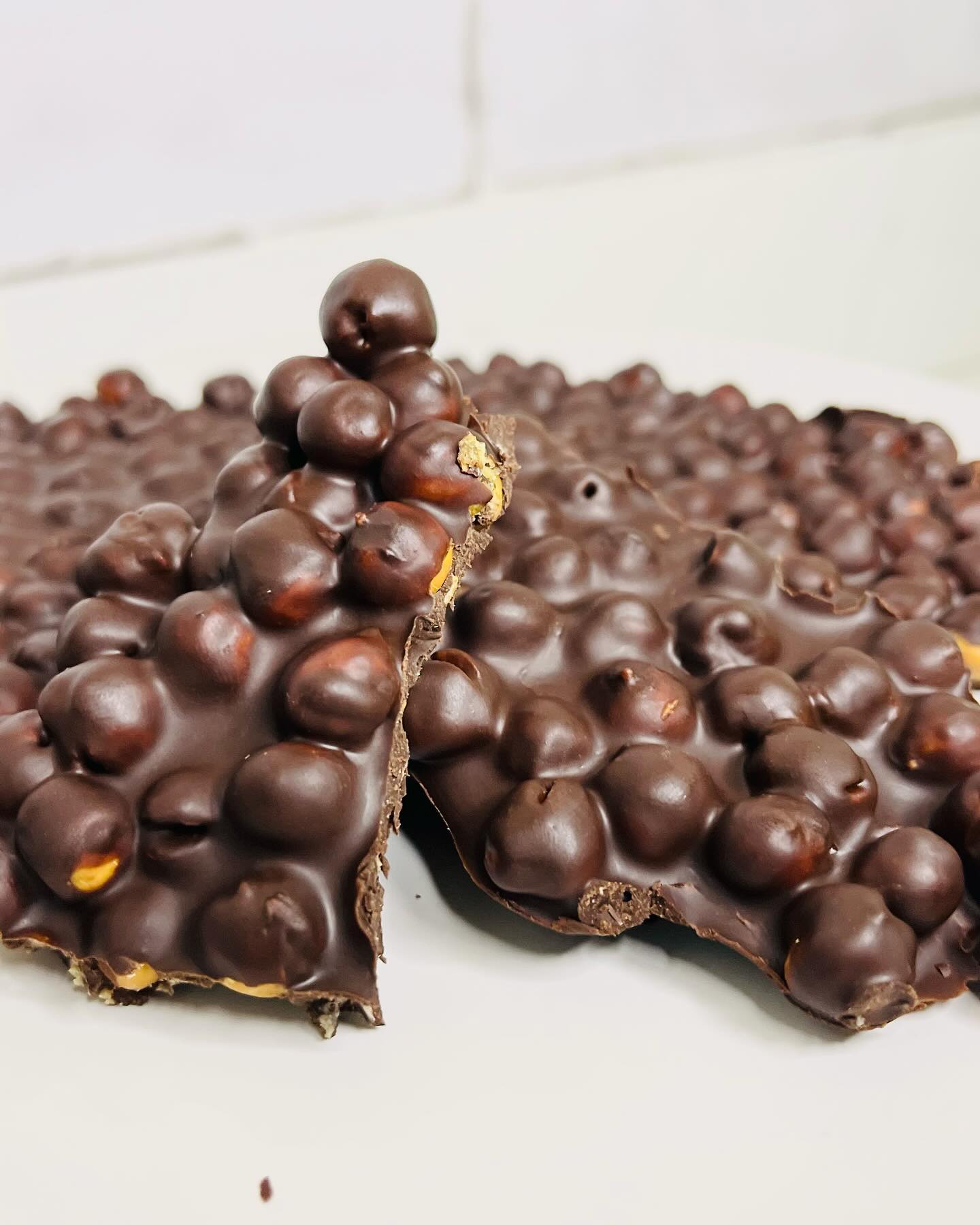 🍫 Chickpea Bark 🍫
Looking for a super quick, super nutritious, super tasty snack? Try this recipe! Tastes like a naughty chocolate bar 🤤 but made with natural healthy ingredients!
Stop buying expensive snacks which are full of additives and lack any nutritional value….. spend a few minutes preparing these in advance instead!
Ingredients
💫 1 tin chickpeas, drained and rinsed
💫 75g dark chocolate
💫 1 tbsp tahini
💫 pinch sea salt
Method
🌝 Air fry / Roast chickpeas on 180 for 20 mins until dry and crispy
🌝 Melt dark chocolate
🌝 Combine chocolate and tahini and pour over chickpeas. Add pinch of salt. Mix until fully coated.
🌝 Spread chickpeas into lining paper to create one layer of “bark”
🌝 Freeze for minimum 2 hours. Store in fridge.
Makes 5 servings
Nutritional information
❕Chickpeas are the secret weapon, packing in fibre and protein
❕ Satiating snack, prevents sugar dips and curbs cravings
❕Dark chocolate / tahini combo is not only delicious but also great for heart health and have anti-inflammatory properties
❕ No ultra processing in sight
174kcal. Carbs 17.3G. Protein 5g. Fat 10g. Fibre 4g.
Just yes.
Warm wishes, Dr Grace 🌿
#womenshealth #nutrition #healthyeating #hormones #pregnancy #menopause #postpartum #fertility #pregnancynutrition #menopausenutrition #postpartumnutrition #fertilitynutrition #pregnancydiet #menopausediet #fertilitydiet