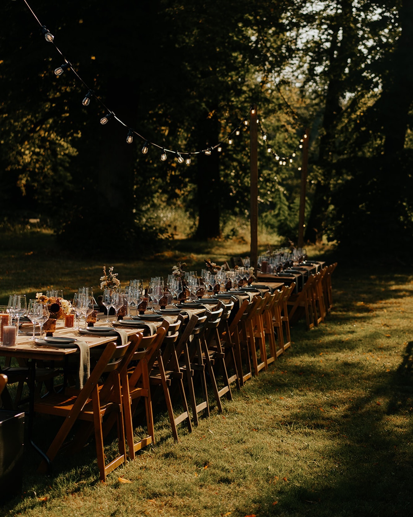 Oh, the love for table settings 🤎
(And the love for an awesome wedding team)
Lovebirds @ellisvanbeeck en @yves_gernee
Planning & styling @seasonsoflove.weddings
Locatie @bleyckhof
Fotograaf @heimat_verhalen
Catering @zouterover
Cocktails @baroue_baronwheels
Dessert @goegebakken.be
Livemuziek @sipsforsupper
Lights @dbmoonlight
Rentals @seasonsoflove.rentals, @goldfishpartyrental & @woodfestevents
Helping hands @rust_events & @thewildmuse.be
#weddingplannerantwerpen #bleyckhof #buitentrouwen #trouwenindenatuur #outdoorweddingantwerpen #tafelstyling #feesttafel