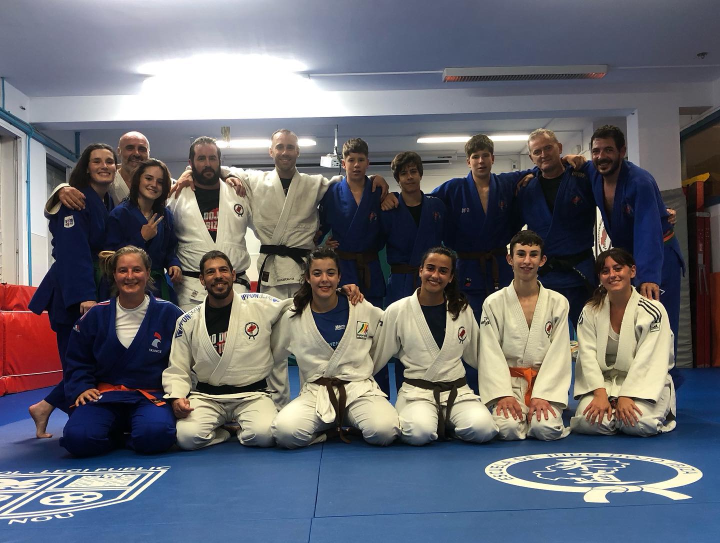 Esta semana nos despedimos de Adriana que inicia un nuevo reto en el @judo_cteib (centro de tecnificacion deportiva de baleares) en Mallorca. Estamos seguros que esta nueva etapa estara llena de exitos y apredizajes. Sera muy difícil no verla cada dia entrenando con nosotros, con su sonrisa y sus ganas de entrenan que contagian a todo el grupo y nos motiva aun mas. Mucho animo y mucha suerte. Te echaremos de menos campeona! @adrianaafl__