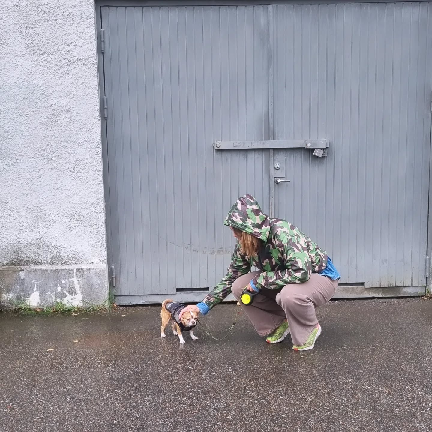 Att känna sig rik är en vana och inte en siffra på ditt konto. Kännslan är dessutom subjektiv.
Att rasta någon annans hund i regnet är kanske inte det du tänker på när du föreställer dig rik.
För mig är det rikedom att fritt styra min egen tid och att ha möjlighet och resurser att prova på det här med att ha hund i lite lagom dos.
Vad är något du gör i vardagen som gör att du upplever dig själv som rik?