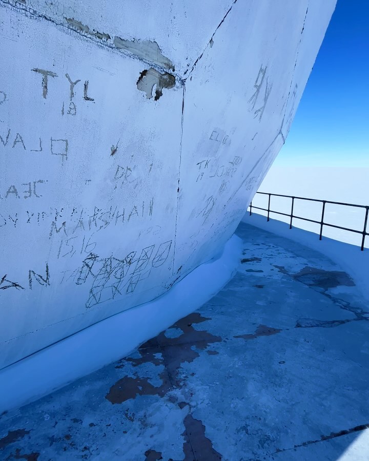 Saw a vid by @hardestgeezer about all the excuses we make to not do things, or in his case, excuses to avoid training in crappy English summer weather. 🌧️
He said all excuses are stupid. It’s true.
Transplant patients like myself have many, many excuses to not do things and to instead, mentally wrap ourselves up in cotton wool, away from the world. To protect the lifesaving transplants we received and with our medically reduced immune systems, look after ourselves more than ever before. 😷
I meet so many kidney transplant patients who stop living and enjoying life for fear of hurting their kidney transplant. I’m sure it’s the same for all organ transplant patients. I get it, we’re all in the same boat after all. ✊🏻
But I still see these as reasons to be cautious rather than legitimate excuses to not live.
Kidney transplant aside, I have a mountain of excuses to not do the things I do. To wrap myself up in cotton wool. A close bandmate and I were once comparing all the bones we’d broken over the years doing stupid, fun things, and he said to me, “I don’t know how you’re still moving…”
I broke my wrist in 2 places 8 months before heading out to Greenland. It eventually healed and felt strong enough for the expedition.
Ignore excuses 🦾
If I listened to my excuses instead of following the hardest geezers example I wouldn’t have skied to that immense radar station buried in the middle of the Greenland ice cap.
A transplant breathes life back into a person. It changed my life beyond recognition and still does.
Please sign up to the organ donor list if you can. Ignore excuses and transform someone’s life. ☺️
#organdonationawareness #organdonation #kidneyhealth #kidneyhealthforall #fsgs #kidneytransplantrecipient #wearerab #greenlandpioneer