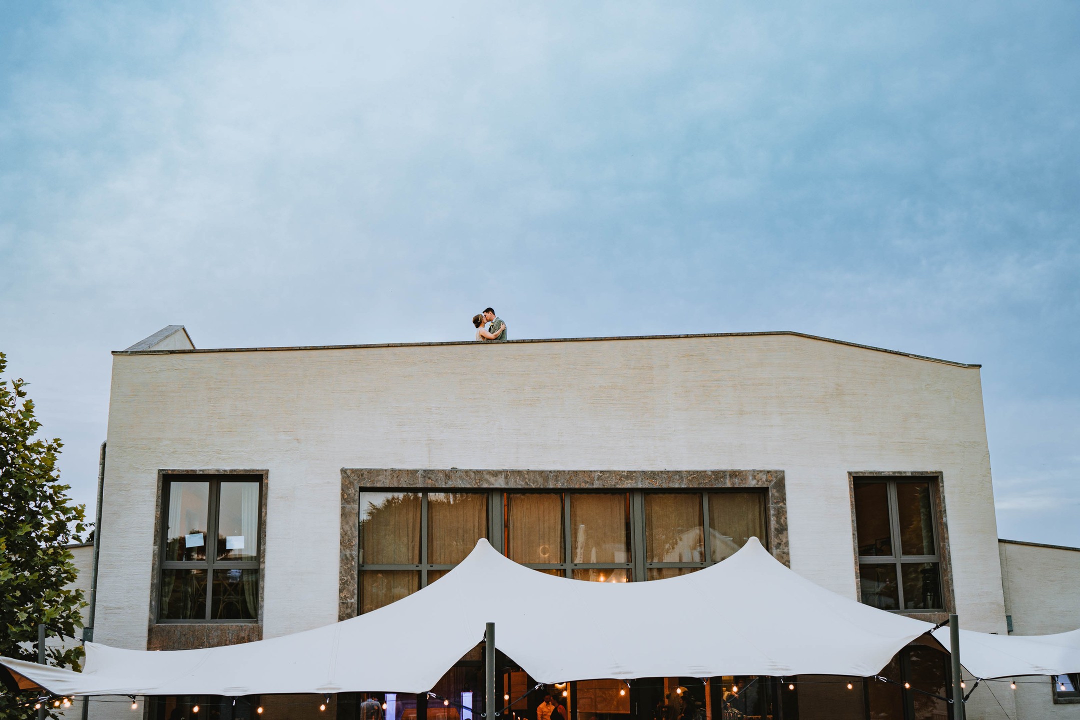 Hochzeit von Sarah und Tobias.. Tolle Hochzeit im Oriental in Schillingstadt. Klasse Location und Mega-Stimmung!
#hochzeitsfotos #hochzeitsfotograf #hochzeitsreportage #weddingpics #weddingphotography #brautpaar #brautkleid #lookslikefilm #hochzeitsfotoswürzburg
#hochzeitsfotografwürzburg #hochzeitsfotosfrankfurt #storytelling #storytellingphotography #burgsonneberg #gettingready #makeup #schillingstadt #orientalschillingstadt