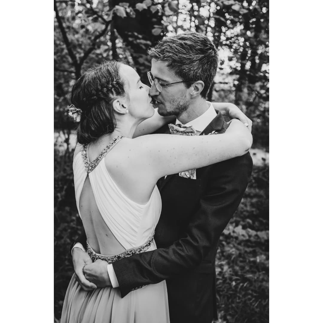 Fast ein Jahr ist es her, da haben J&K sich das JA! vor dem Standesbeamten gegeben.
Heute versprechen sie sich ihre Seilschaft nochmal in einer freien Trauung und zwar dort, wo ihr Lieblingsort ist ... in den Bergen. Wir kraxeln nicht dort, wo die Beiden sonst kraxeln, aber wir werden einen wunderschönen Ausblick haben, wenn Judith und Kilian sich ganz persönlich ihre Liebe schwören 🗻
#Hochzeitsdienstleister
#hochzeitsmagie
#hochzeitsfotografmünchen
#hochzeitsbilder
#hochzeitsfotografie
#hochzeitsfotoideen
#hochzeitsfotograf
#hochzeitsreportagemünchen
#hochzeitsfloristik
#standesamtkleid