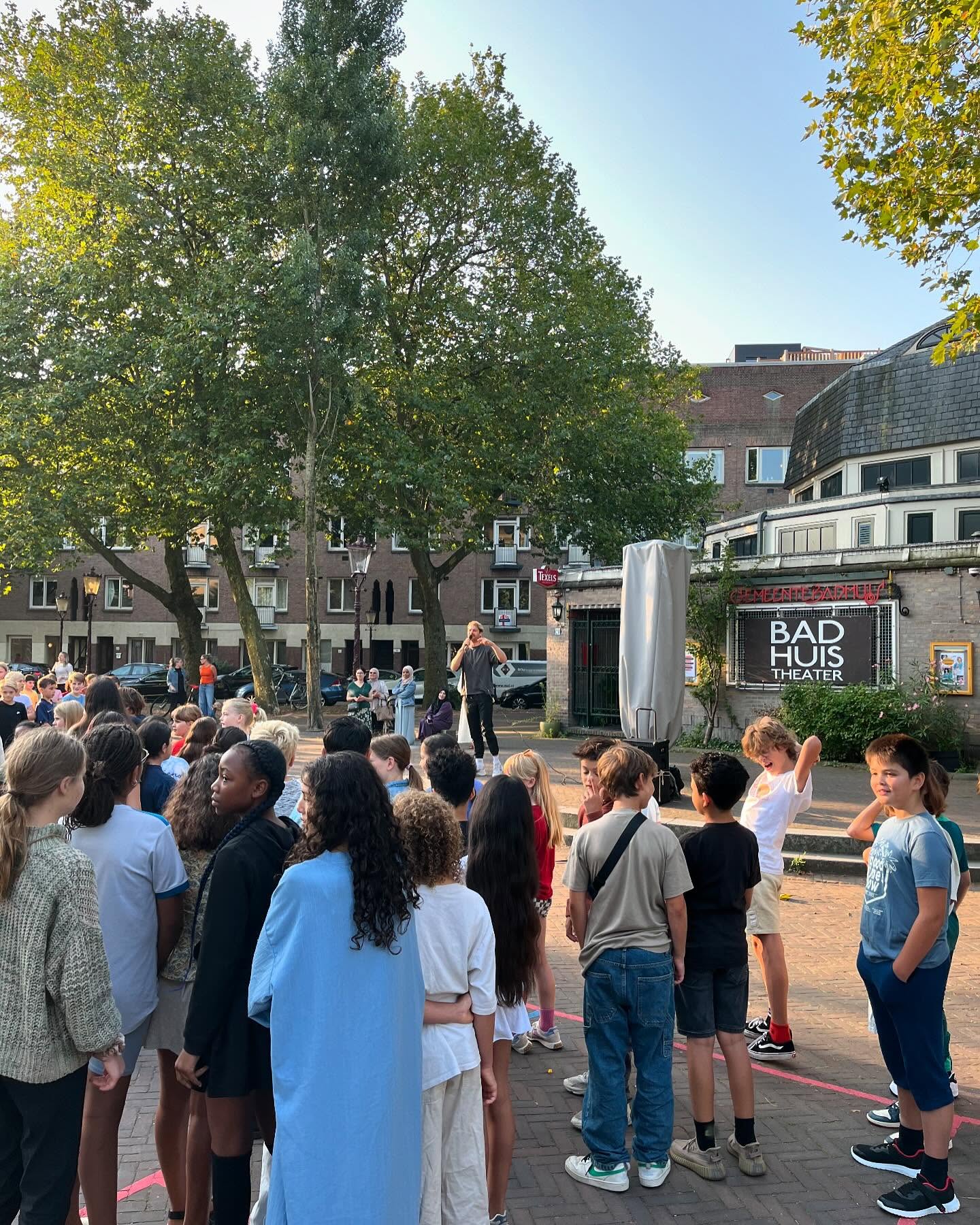 We zijn weer terug! Wat een gezellige en sportieve start! Meester Koen heeft heel Aldoende 2 laten bewegen vandaag. #dynamischeschooldag⛹️
