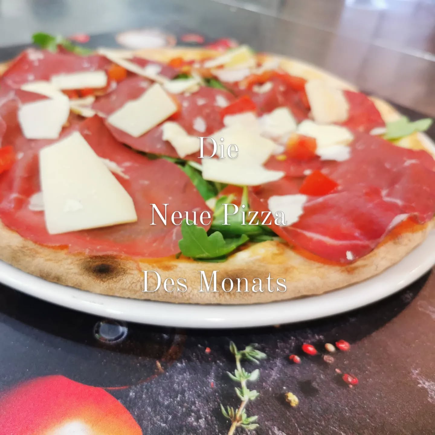 Hallo, Unseren Monats Pizza bestellbar telefonisch oder online.
9.90€