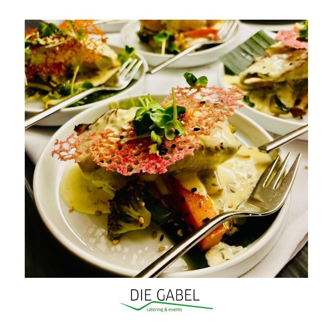 Wir unterstützen unsere Kunden nicht nur bei Firmenveranstaltungen, sondern sind auch gerne für private Events im Einsatz.
Für einen unserer Stammkunden durften wir im August eine private Geburtstagsfeier ausrichten.
⭐️KEY FACTS⭐️
Gäste: 60
Location: privates Anwesen in Darmstadt
Dinner: asiatisches 12-Gang Menü im Flying-Service
Unser Team berät Sie gerne im Vorfeld & Ihr persönlicher Ansprechpartner sowie unsere Köche und Servicemitarbeiter betreuen das Event vor Ort.
Wir freuen uns auf Ihre Anfrage!
#diegabel_cateringevents #cateringfrankfurt #cateringrheinmain #birthdayparty #summervibes #celebration