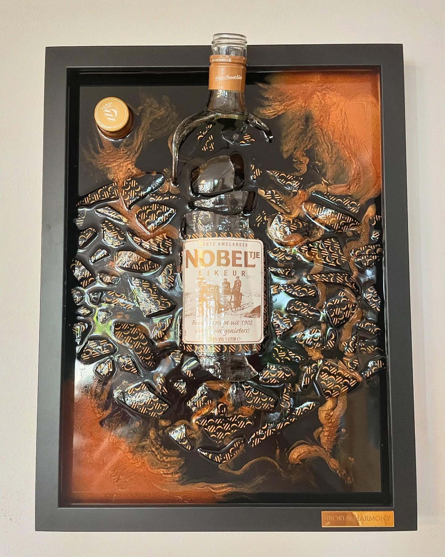 ☀️NOBELTJE im 40x30cm Rahmen mit braunen Farbelementen☀️ #brokenbottleart #art #nobel #special