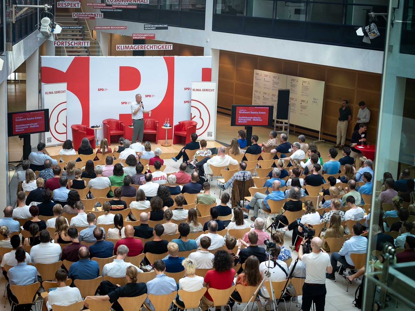 Das was er also - der erste SPD-Klimadialog im Herzen der @spdde im Willy-Brandt-Haus 🌳❤
Unser Projektleitungstrio mit @paul_j_schilling @_annabelschu @timlevi_s hat über 5 Stunden und 6 Panels unsere über 250 Teilnehmer*innen aus Partei, Ministerien, Wissenschaft und Zivilgesellschaft durch einen Tag voller spannender Impulse und Begegnungen geführt. Von Energiewende und Landwirtschaft, über Finanzierung und Industrie, bis hin zu der Frage, welche Rolle die SPD beim #Klimaschutz spielt und mit welchem Narrativ sie dabei erfolgreich sein kann, wurde gestern eines deutlich: Gerechte Klimapolitik ist fester Kernbestandteil von #Sozialdemokratie. Besonders danken wollen wir Saskia Esken Matthias Miersch, @kuehnikev und @ Marie-Luise Wiedermann die ermöglicht haben, dass wir diesem wichtigen Thema die Bühne geben konnten, die es verdient. Außerdem bedanken wir uns bei @thomas_losse_mueller , der mit seinem Input zur Personastudie des @sozialklimarat deutlich gemacht hat, für wen wir eigentlich welche Politik gestalten müssen, um beim Wandel wirklich alle mitzunehmen.
Die SPD und Klimaschutz gehören zusammen - Wir freuen uns auf die nächste Veranstaltung!🌹🌱
📸 1, 2, 3, Tadeusz Hmielorz (@tadeuszh)
📸 7, 8, 9 Leo Schneider (@theamazingschneidermann)
📸 4, 5, 6, 12 Benjamin Trunsch (@benny_trx)
📸 10, 11 Viet Hoang Nguyen (@viet.nguyen.ks)
Leider sind die Markierungen begrenzt: Ab Bild 8: @philippa_siglgloeckner, @armand_zorn @galthasar @marinaguldimann @fiscalfuture @linda4ecke @ninascheer_spd @klausmindrup.mdb @claudiakemfert