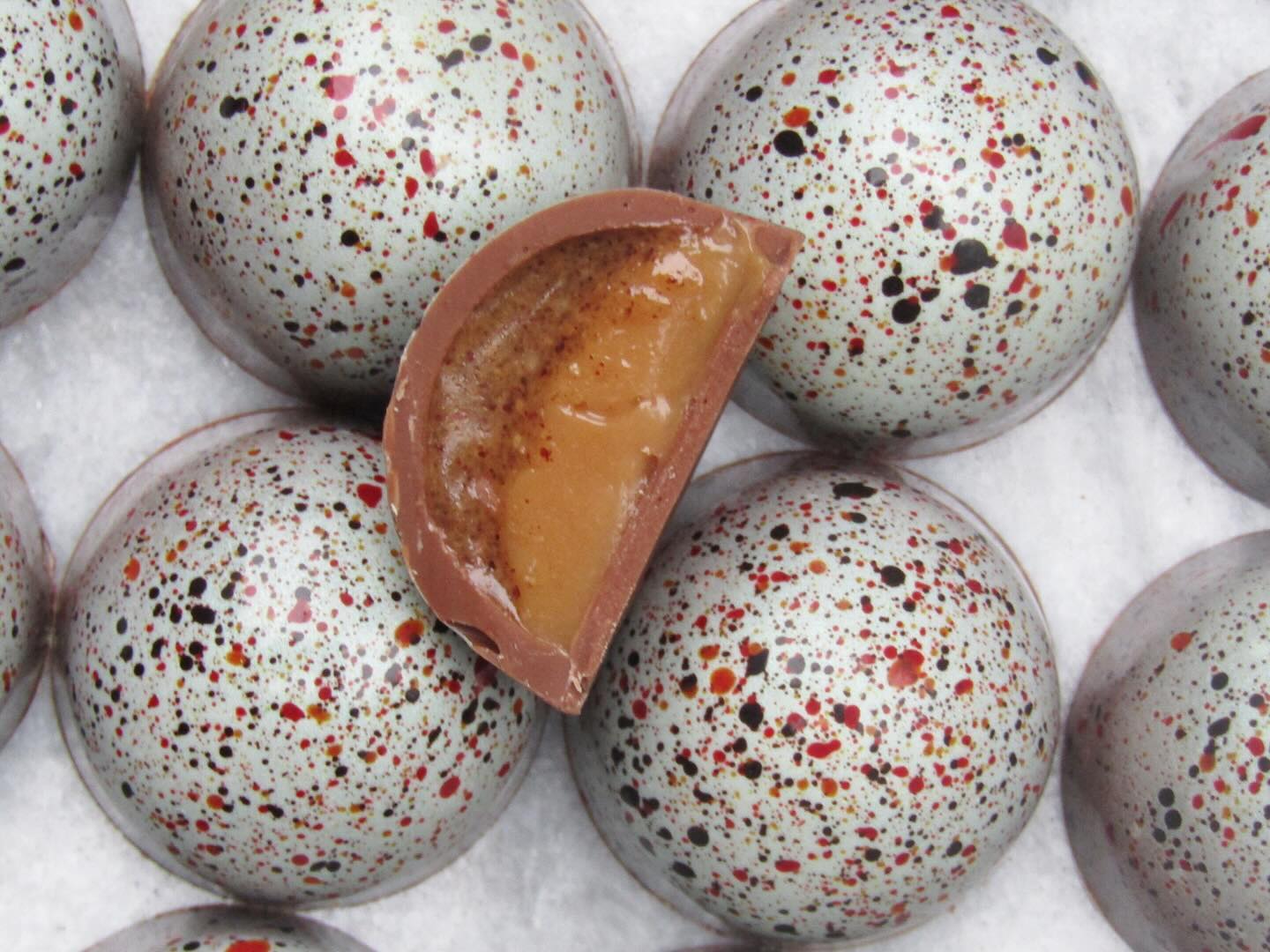 Two new flavours available this weekend!
Maple Syrup caramel & Pecan praline 🍁
Matcha & Coconut 🍵
Reminder : we are trading 👇🏼
Saturday 7th of September @thelittlemakersmarket
10:30am to 3pm
Sunday 8th of September @allypallyfm
10:30am to 3pm
Also available our full range of bean-to-bar chocolate including our two Great Taste winning bars ⭐️
~
Dark 70%
Origin: Venezuela 🇻🇪
Notes: caramel, fudge, roasted nuts
Dark 70%
Origin: The Philippines 🇵🇭 ⭐️
Notes: pineapple, citrus, dried fruits
Mocha 45% ⭐️
Origin: Venezuela 🇻🇪
A creamy, yet intense milky bar infused with columbian coffee beans
Dark 70%
Origin: Bolivia🇧🇴
Notes: red fruits, licorice and roasted nuts.
See you soon 🍁🍵
__________
#chocolate #bonbon #finechocolate #autumnflavours
#chocolateart #finefood
#chocolatelovers #edibleart #handmade #handcraftedchocolate #chocolategiftbox
#artisan #artisanchocolates #beantobarchocolate #veganoptions #craftchocolate #singleoriginchocolate #greattastewinner