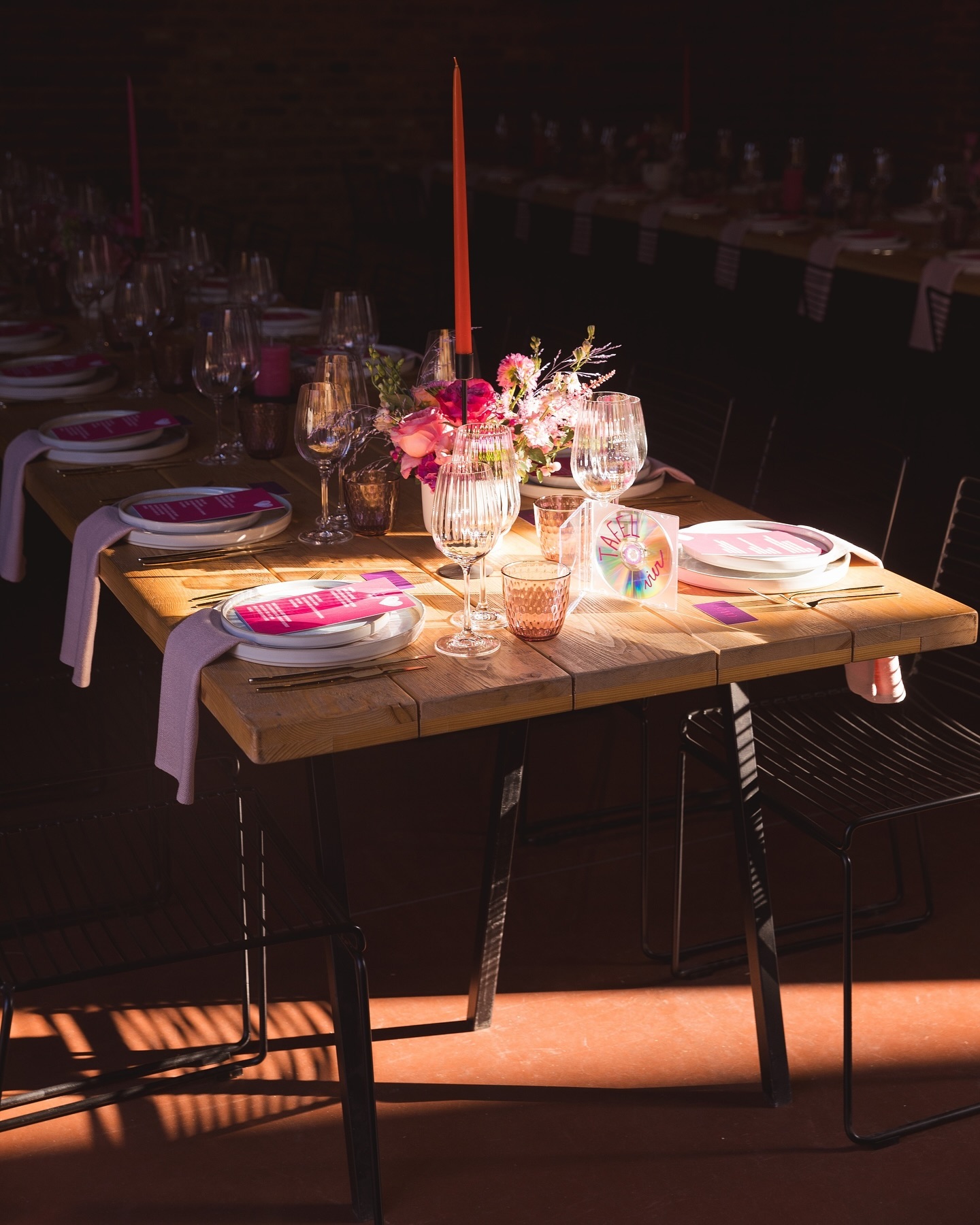 Is dit dan wat ze bedoelen met ‘een streepje zon’? 😉
Foto @studionunu
#zomertrouw #tafelsetting #tafelstyling #weddingplannerbelgie