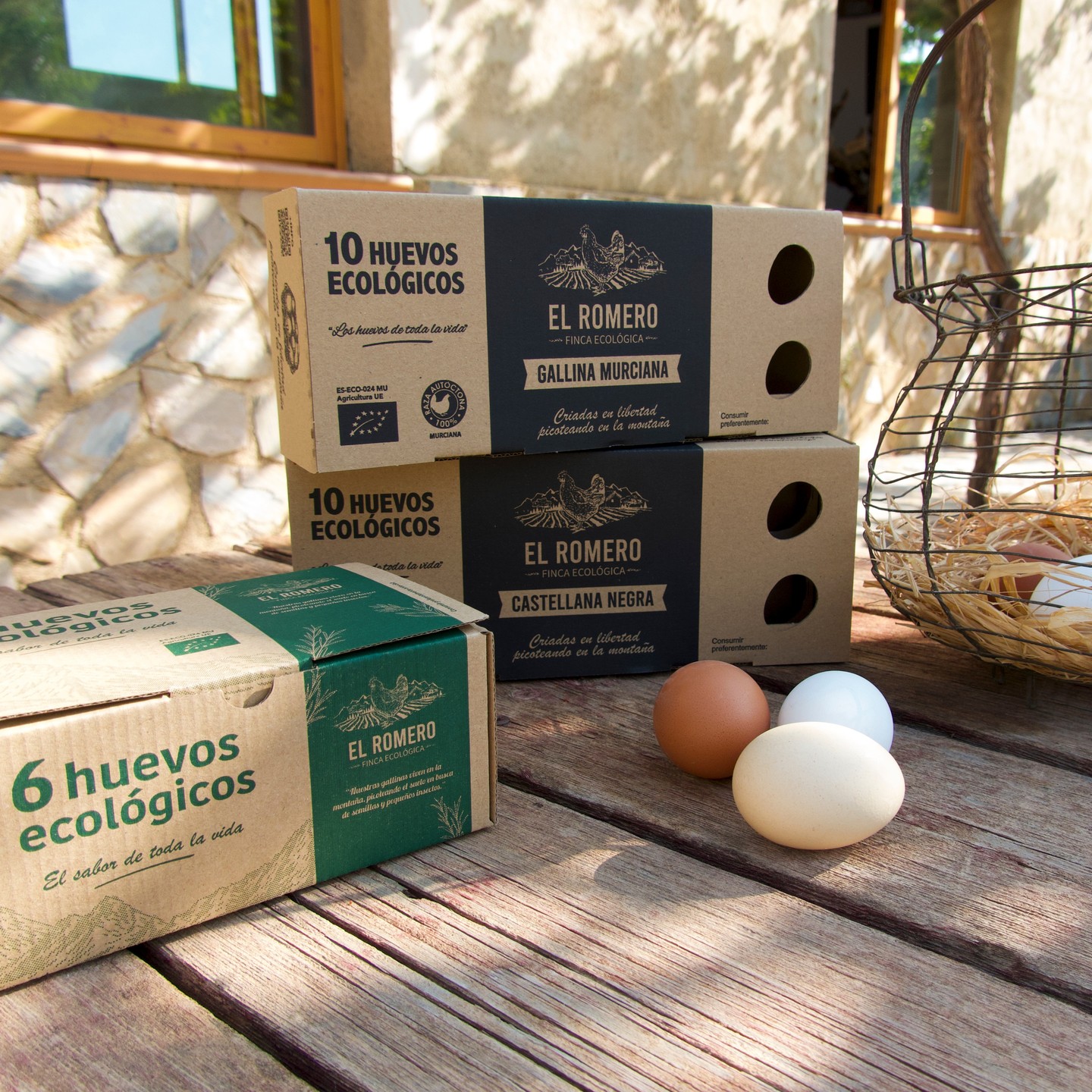 Bienvenidos a nuestra finca. Somos una pequeña explotación rural de venta de huevos en producción ecológica en mitad de la montaña de la sierra de Bullas que trabaja por recuperar dos razas de gallinas en peligro de extinción, la gallina Murciana y la Castellana Negra, ambas 100% raza autóctona.
Debido al amor por nuestra tierra decidimos apostar por recuperar razas de gallinas al borde de la extinción, como nuestra gallina murciana y la Castellana Negra, que fueron relegadas por gallinas ponedoras más productivas dentro de la industria ganadera extensiva.
Nuestras gallinas están registradas y poseen el sello 100% raza autóctona. El estar libres y felices en la montaña, hace que pongan unos huevos únicos y de excelente calidad.
El sabor de toda la vida.
#huevosecologicos #huevosgourmet #gallinamurciana #gallinacastellananegra #razagallinaautoctona