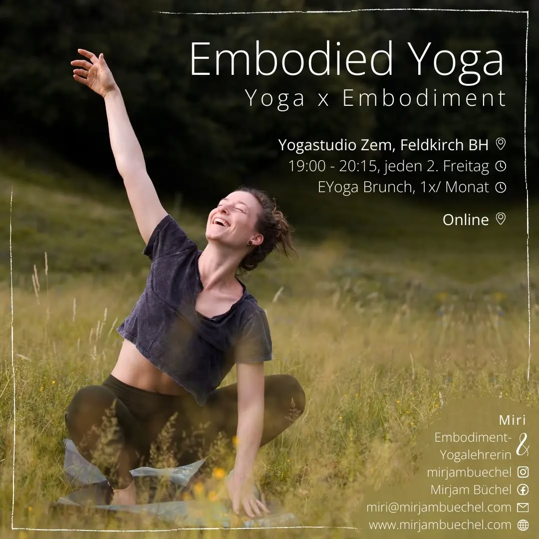 EMBODIED YOGA Herbst-Update 🧘🏼♀️🍁
EMBODIED YOGA ist meine persönliche Fusion bei der ich Ansätze und Übungen aus dem wissenschaftlichen Embodiment ins Yoga integriert.
Die meisten Yogastile und das Leben generell verlangen von uns, überwiegend in einer „verkörpernden“ (embodying) Art und Weise zu agieren. Durch das klassische Lernen am Modell begreifen wir, wie eine Yogaposition (Asana), eine berufliche Laufbahn, eine gesellschaftliche Rolle und Spaghetti auszusehen oder zu schmecken haben und imitieren es bestmöglichst. Embodied Yoga geht über das oftmals „blinde“ Nachkommen von Anweisungen hinaus.
Ausgelegt auf die Wiederherstellung der Körper-Kopf-Verbindung fordert dieses Konzept in kreativen Flows, klassischen und unklassischen Asanas dazu auf, selbst innovativ zu sein. Der Rahmen dafür bietet der Kreislauf des Embodied Yoga (wahrnehmen, ausdrücken, anpassen).
Durch diese individuelle Praxis finden sich Teilnehmende in ihrer Selbstwirksamkeit wieder. Die Yogamatte ist dabei ein Symbol für das Leben. Sie ist der sicherer Raum, der es uns ermöglicht, sich auszuprobieren und sich selbst zu begegnen. Die erlangten Erkenntnisse und Erfahrungen können in die „echte Welt“ mitgenommen und umgesetzt werden, wodurch wir als authentischere Wesen mit mehr Verbindung zu uns und den Anderen leben.
Probieren geht über Studieren!
Ganz im Sinne von Embodiment 😊
JOIN US 🤍
Details & Anmeldungen auf meiner Homepage.
Link in Bio.