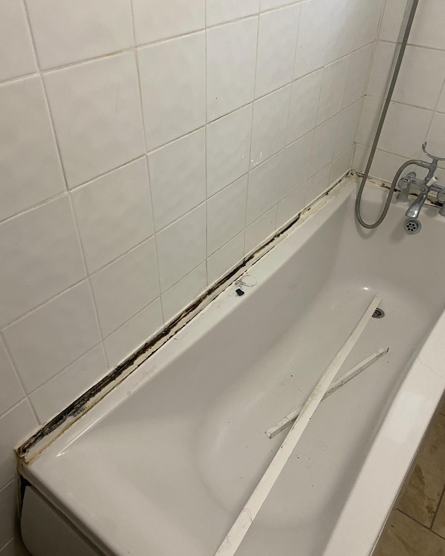 A customer in Hove had some damp issues on an internal wall in their living room.
When looking at the bathroom next door, it was clear that the sealant needed replacing as the water from the shower/bath was making its way through the gap and into the wall.
After a couple of hours, I had dug all the old sealant out and finished with new. Job complete - all water tight again.
#sealant #bathroom #bathroomsealant #thehovehandyman #handymanhove #brightonhandyman #handyman