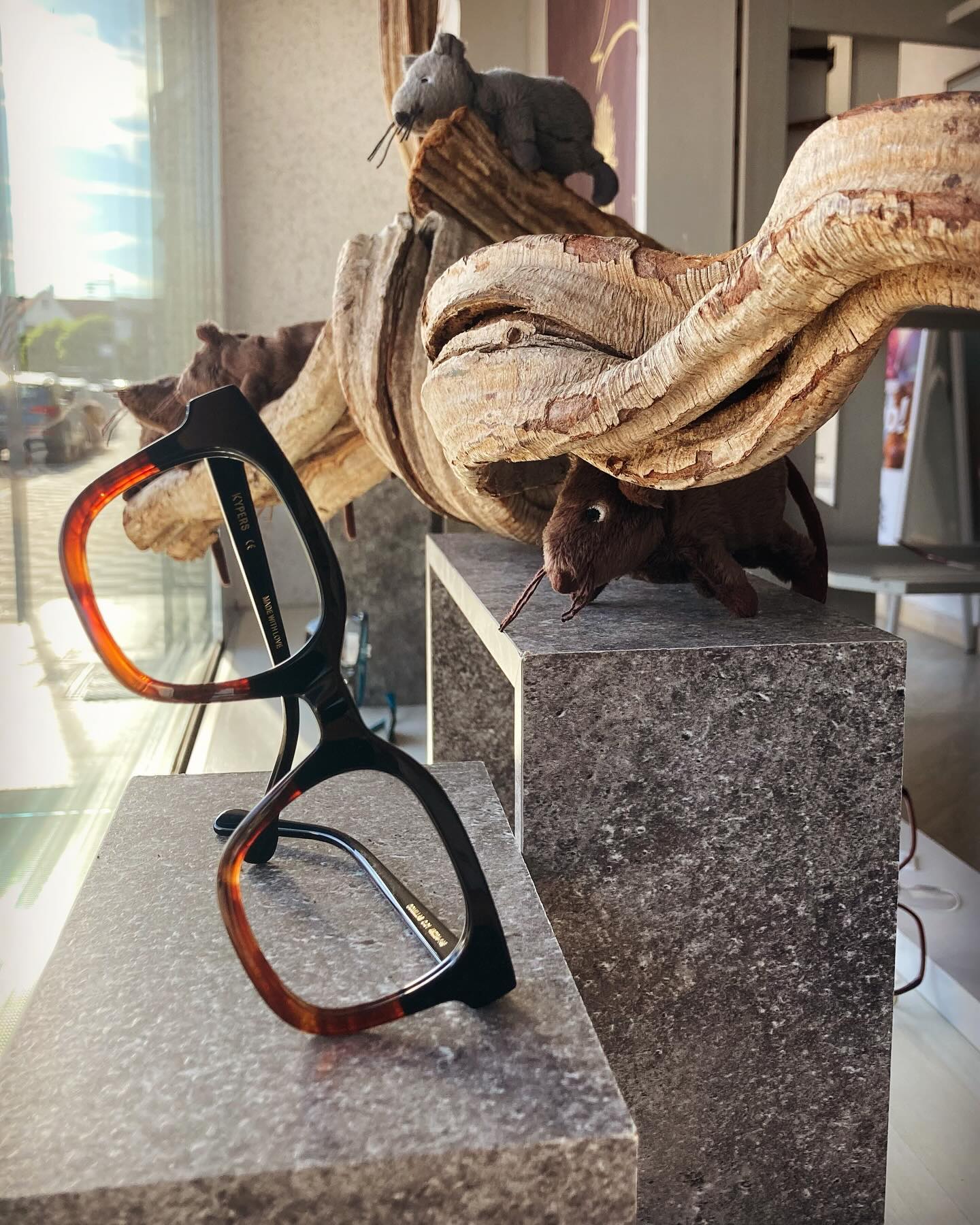 In unserem Schaufenster ist die Mäusefamilie eingezogen. Danke liebe Ellen, für diese süße Idee 🐭