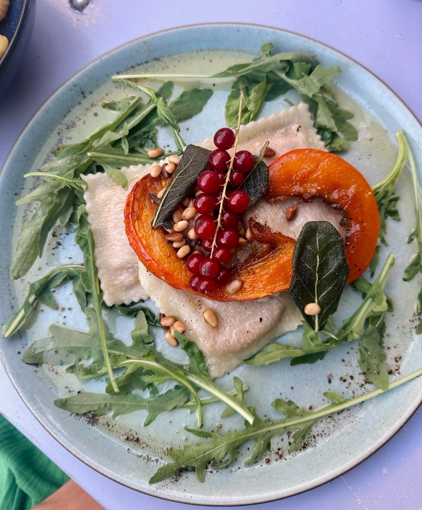 NEW IN 🍂🧡 Ab sofort bekommt ihr bei uns im Mädchenitaliener ein ganz besonderes Herbstgericht: unsere selbstgemachten, veganen Kürbisravioli, in feiner Kräuterbutter geschwenkt und mit Pinienkernen verfeinert. Perfekt für den Herbst und ein echtes Muss für alle Kürbis-Lover! 😍 Kommt vorbei und lasst euch verwöhnen – buon appetito! 🍽️🧡
#mädchenitaliener #kürbisravioli #pumpkinlove #pumpkinlovers #pumpkinseason #pastaliebe #berlinfood #foodinberlin