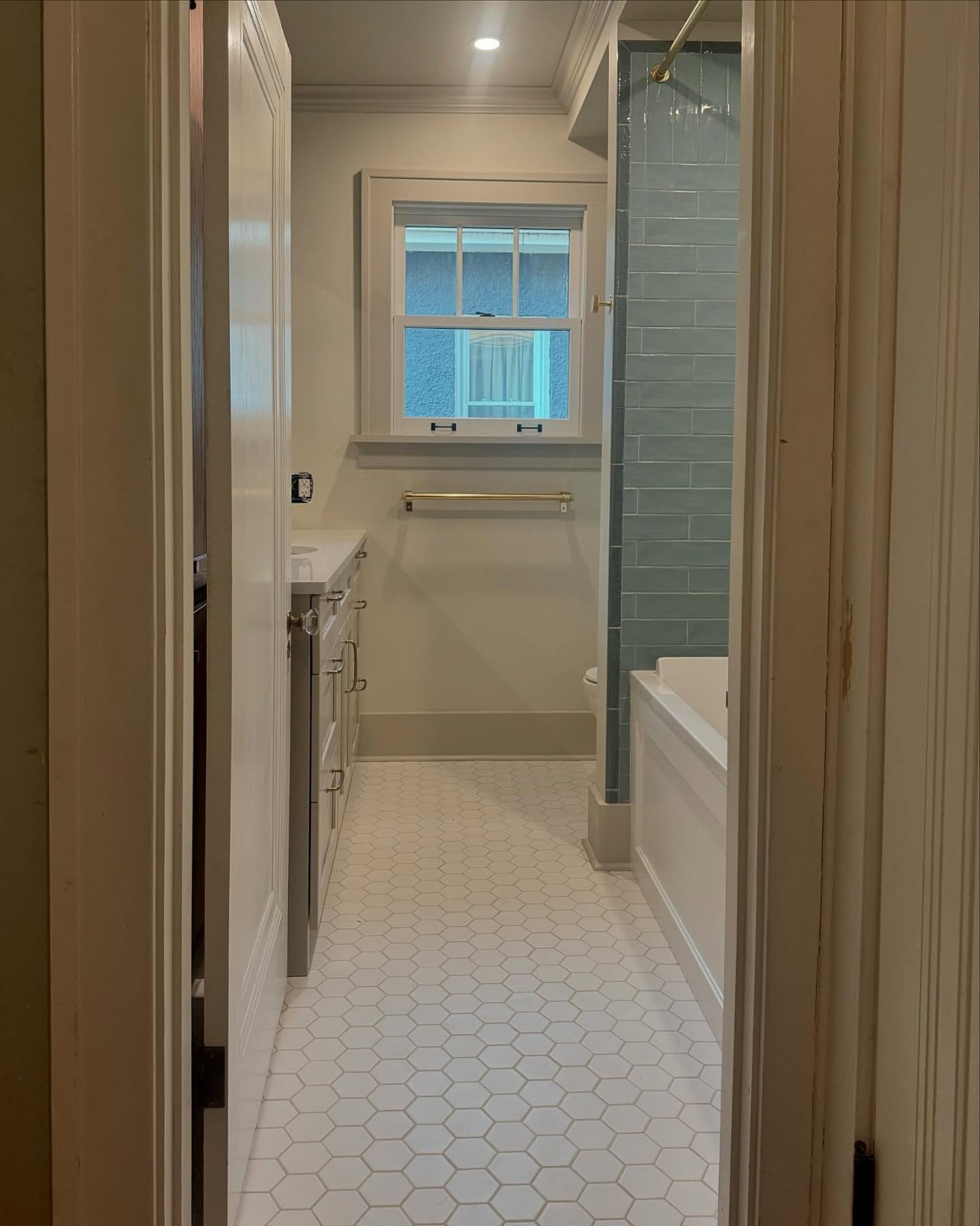 One of the cutie little bathrooms we have going on right now 🥰