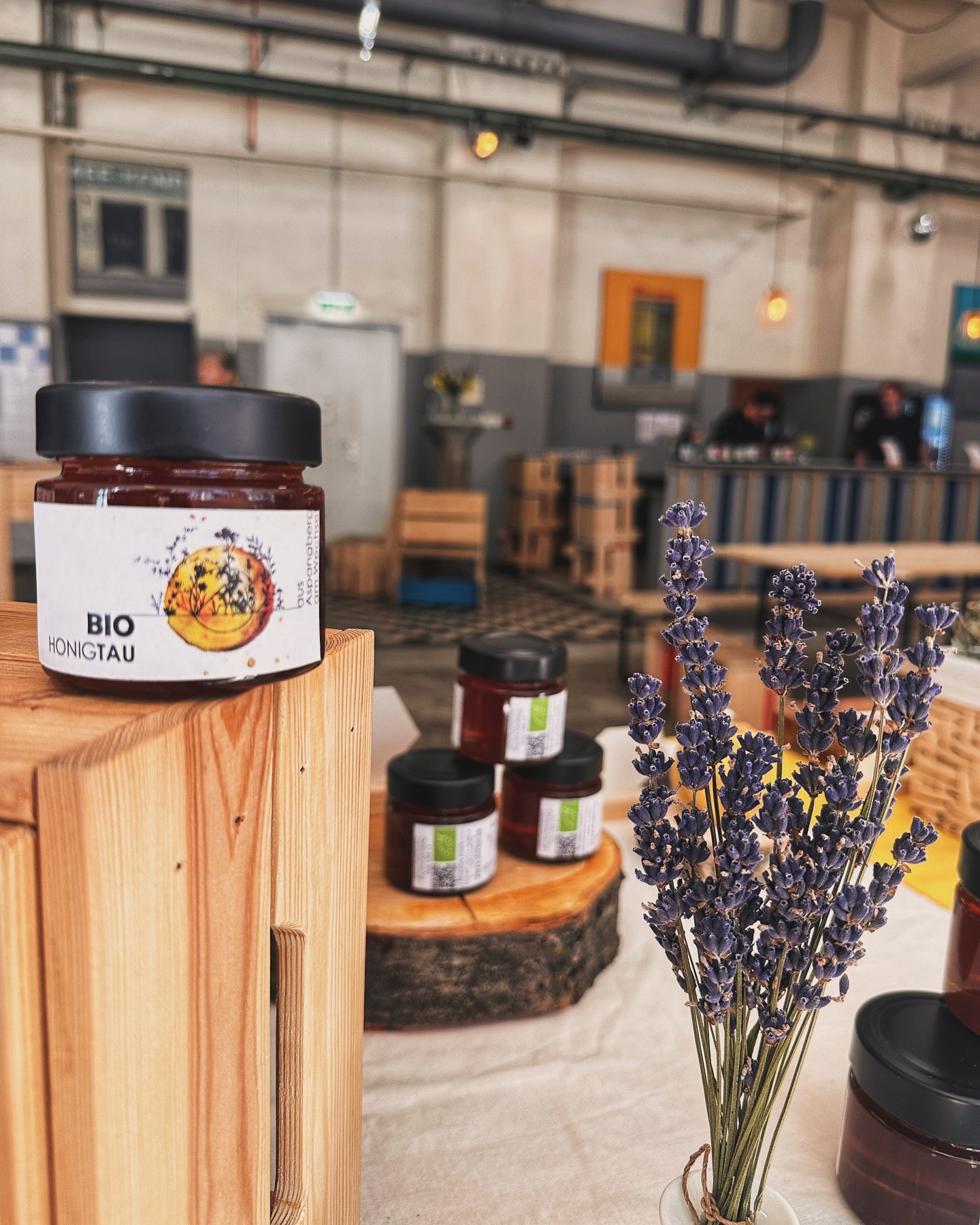 Heute ist Markttag bei der Markterei im ehemaligen Wasserlabor! 🫶
Mit dabei: Unsere seltene Spezialität – der Honigtau 💛So eine coole Location, großartige Aussteller und jede Menge Leckereien warten auf euch. Kommt unbedingt vorbei! 🌻