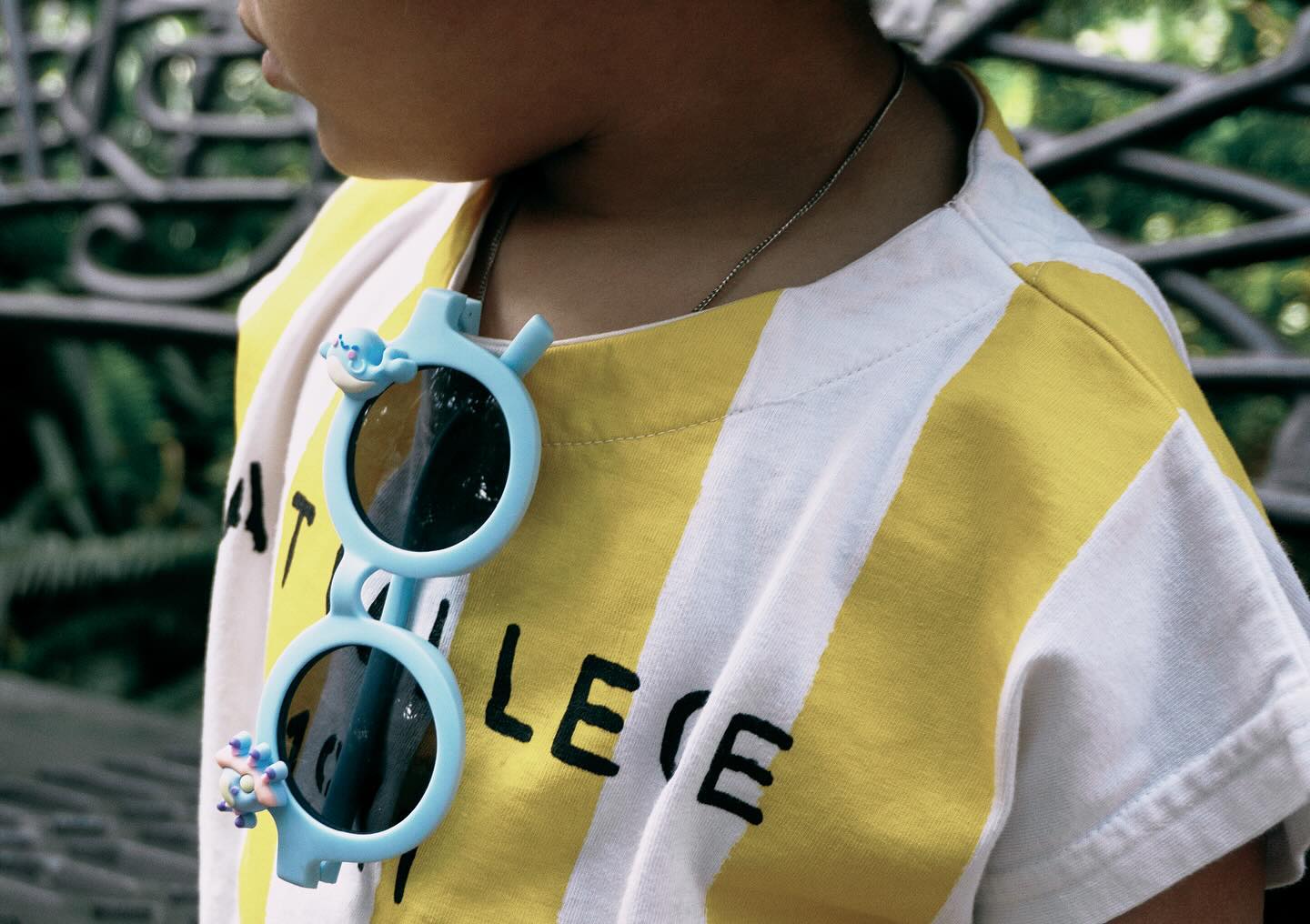 Las gafas Sumsun son tan versátiles que incluso pueden convertirse en el accesorio más divertido, ya sea para llevarlas puestas o colgadas, listas para cualquier aventura. 🌟 #summies #sumsun #sunglasses #kids #niñosseguros #proteccion #gafasdesol
Photo @valentiina.gonzalezz
Styling @tje.ria