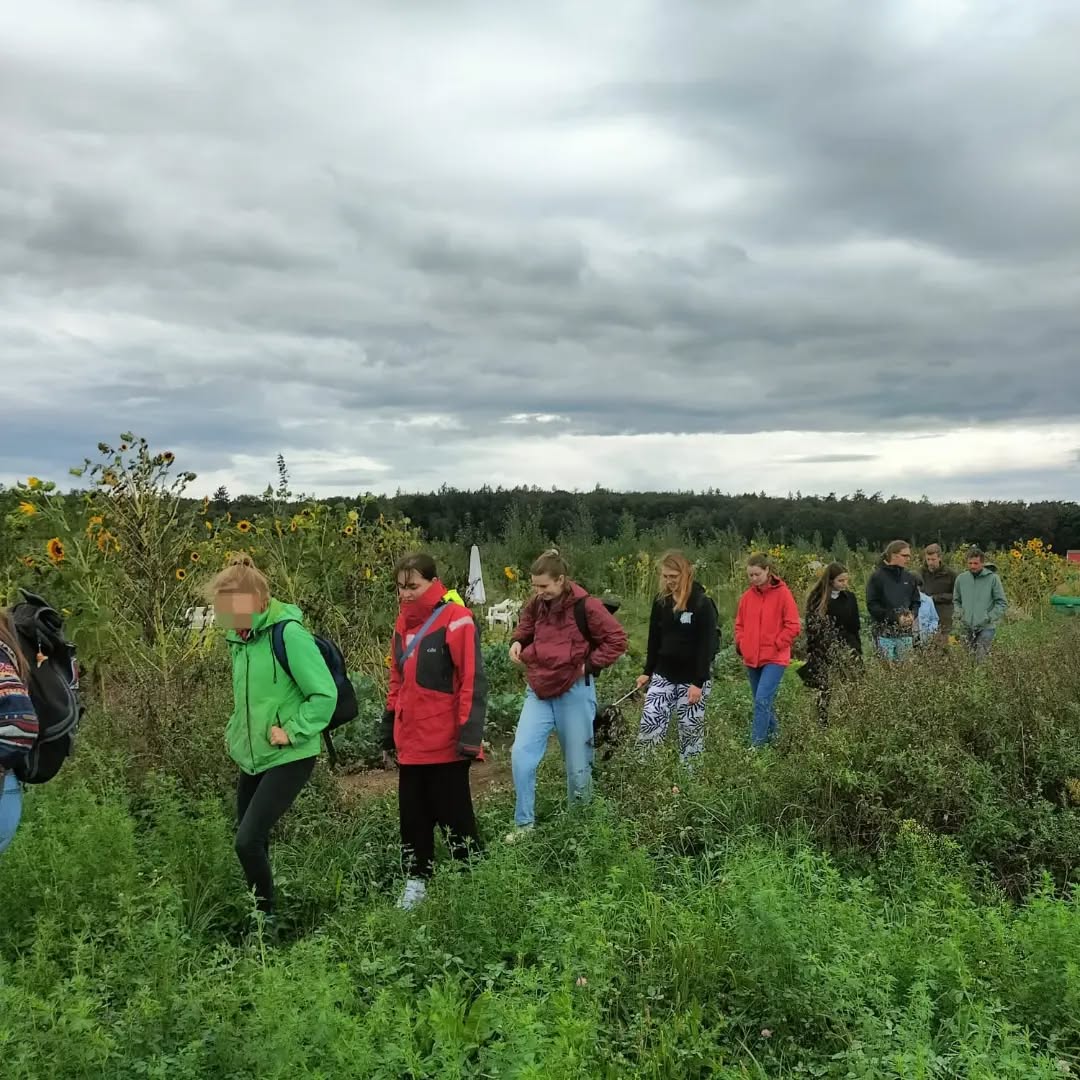 Nach einer Einführung zum Thema Permakultur haben wir uns das Hofgut Oberfeld in Darmstadt angeschaut und die riesigen Saisongärten besucht. 🌤 🌦
Außerdem haben wir kennen gelernt, was Agroforst ist, was die Bewohner*innen Initiative auf dem Hofgut Oberfeld macht und was Landwirtschaft und Klimawandel miteinander zu tun haben. 🌳 🌲
Der Einstieg war super spannend! Wir sind entzückt von der blühenden Vielfalt auf dem Acker. Wir hoffen, dass wir in den nächsten Tagen stabiles Wetter haben und nicht regelmäßig von oben begossen werden ☝🏽 ☔️