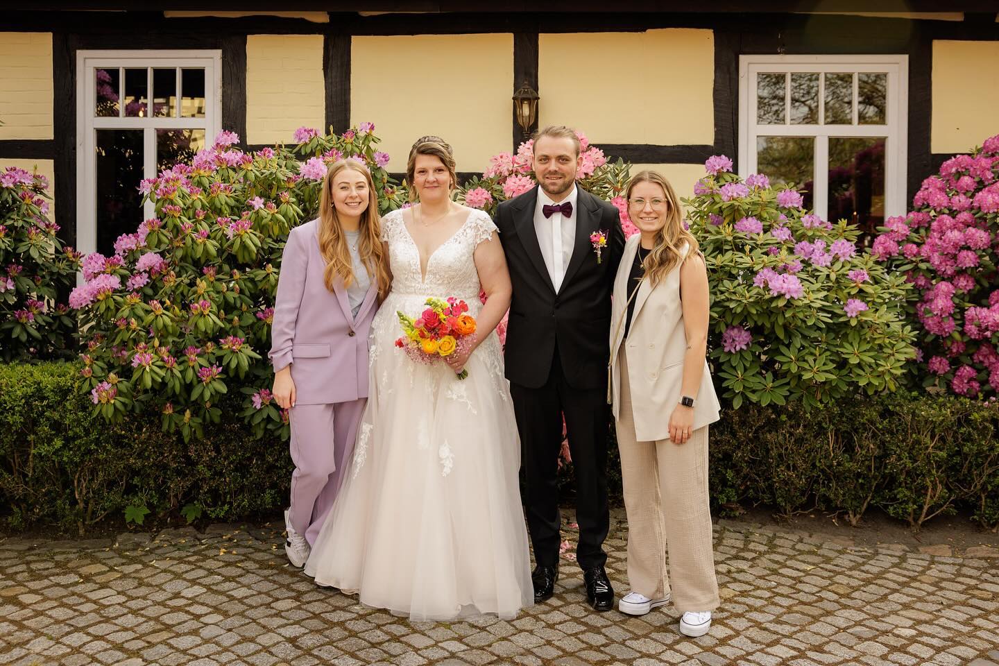 Ein kleiner #throwback zu einer wunderschönen Mai Hochzeit in der @moormuehle 🌸 Wahnsinn, wie schnell die letzten Monate verflogen sind und dass sich die Hochzeitssaison 2024 schon wieder dem Ende neigt. ⏳
Vielen Dank noch einmal an N&Y, dass wir euch während der Hochzeitsplanung über einen so langen Zeitraum begleiten durften! 🥰
Und natürlich danke auch an @marcrodenberg_hochzeitsfotos für das schöne Foto 📷