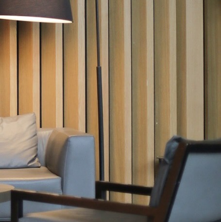 𝗥𝗲𝘃𝗶𝘀𝗶𝘁𝗲𝘇 𝗹’é𝗹é𝗴𝗮𝗻𝗰𝗲 𝗰𝗼𝗻𝘁𝗲𝗺𝗽𝗼𝗿𝗮𝗶𝗻𝗲 𝗮𝘂 𝗥𝗮𝗱𝗶𝘀𝘀𝗼𝗻 𝗗𝗮𝗸𝗮𝗿 𝗗𝗶𝗮𝗺𝗻𝗶𝗮𝗱𝗶𝗼 avec l’une de nos campagnes qui met en avant le luxe moderne de l’hôtel.
Notre concept créatif pour cette campagne photo vise à fusionner harmonieusement le charme de la tradition sénégalaise avec l