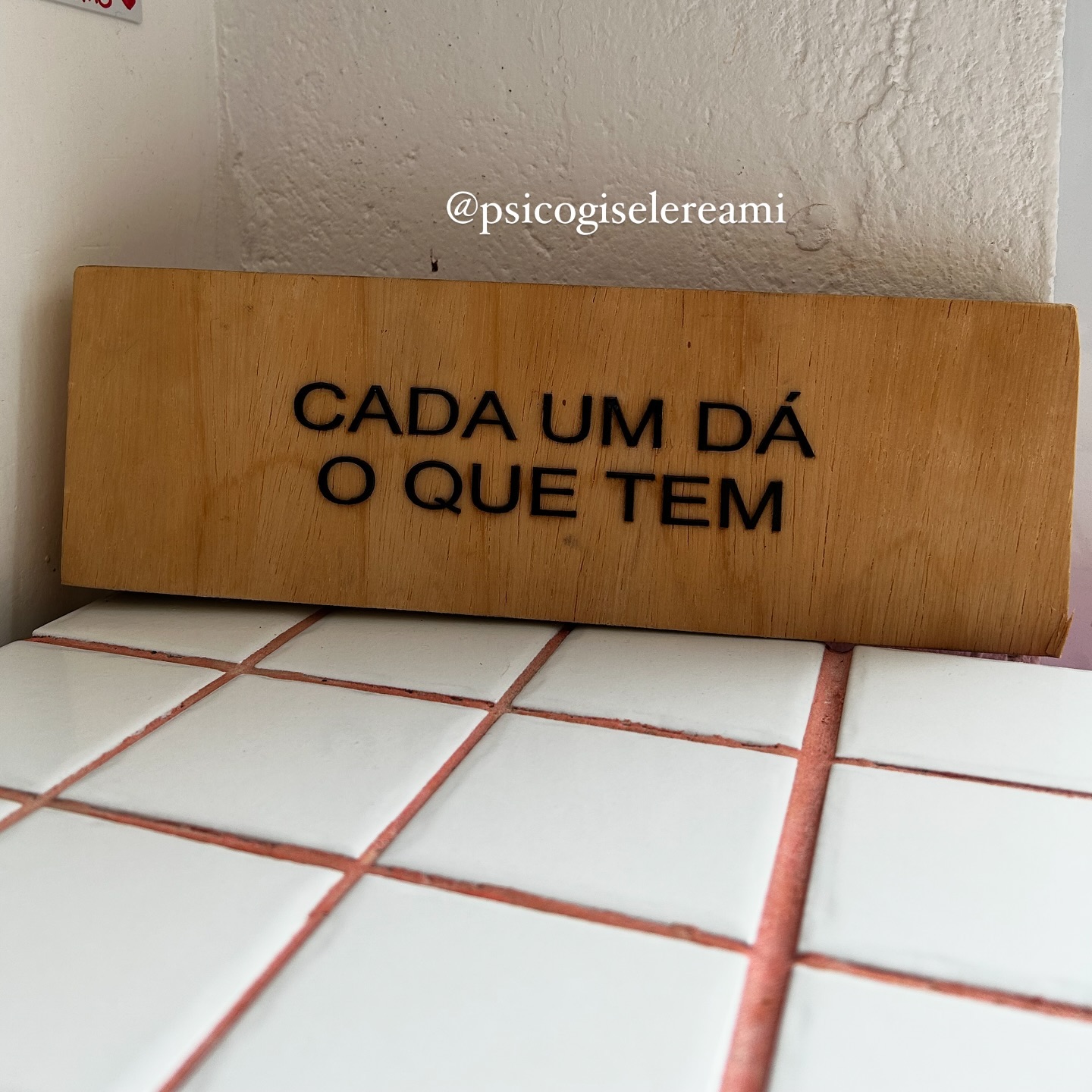 Freud argumentava que nossas ações e comportamentos são influenciados por nosso inconsciente, que abriga nossos desejos, traumas e experiências reprimidas…
Portanto, nós só conseguimos oferecer ao outro aquilo que temos: baseado em experiências, desejos e outros fatores..
Já pensou nisso? O que você tem ofertado a você mesmo e ao outro?