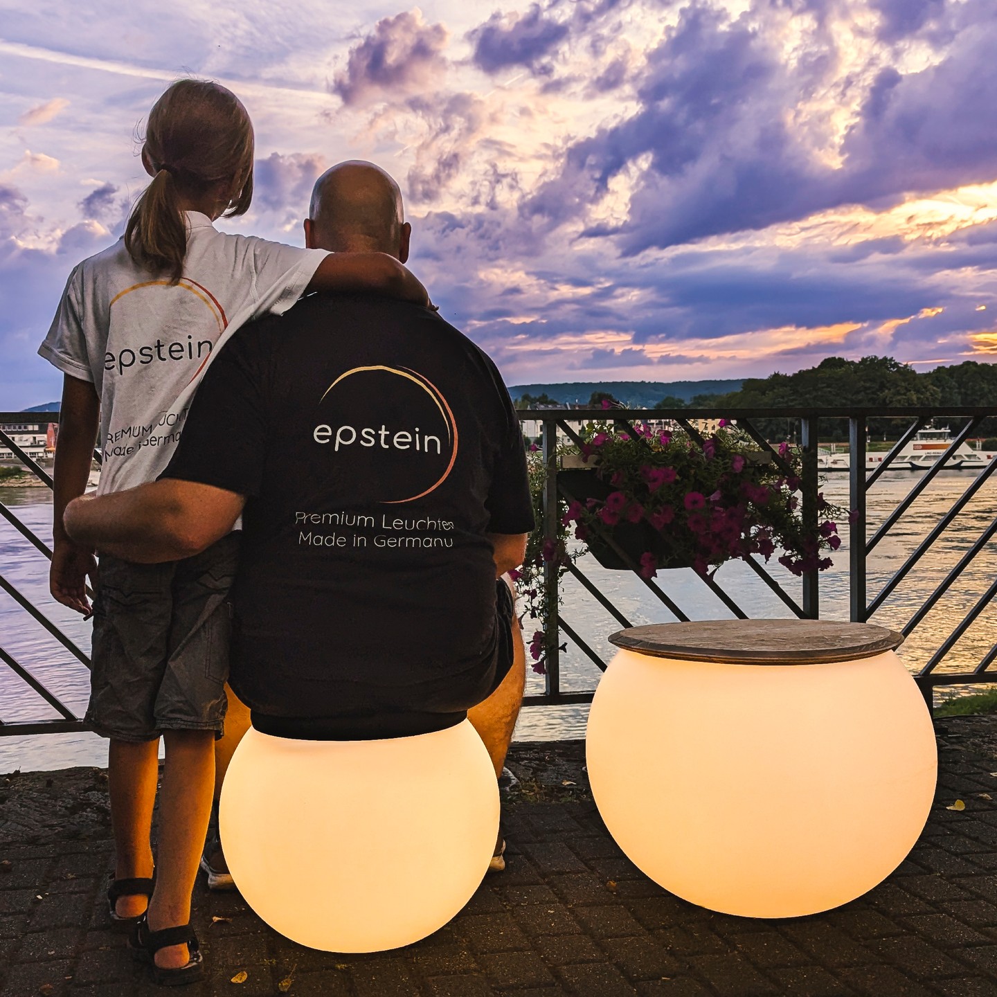 Bei Epstein ist Familie nicht nur ein Wort, sondern ein gelebtes Versprechen. Vater und Sohn zeigen heute, was uns ausmacht: Leidenschaft, Qualität und Liebe zum Detail – von Generation zu Generation. 🌟
Unsere handgefertigten Leuchten schaffen nicht nur Licht, sondern Momente, die verbinden. Genau hier, in Linz am Rhein, entstehen unsere Premium Leuchten – mit Herz und Hand, made in Germany.
Erleben Sie selbst, wie Licht zu einem Erlebnis wird. ✨
#EpsteinLicht #FamilyBusiness #HandmadeInGermany #PremiumLeuchten #LinzAmRhein #FamilyValues #GermanCraftsmanship #LightingDesign #InteriorInspiration #LichtMoment #MadeWithLove #GenerationsTogether