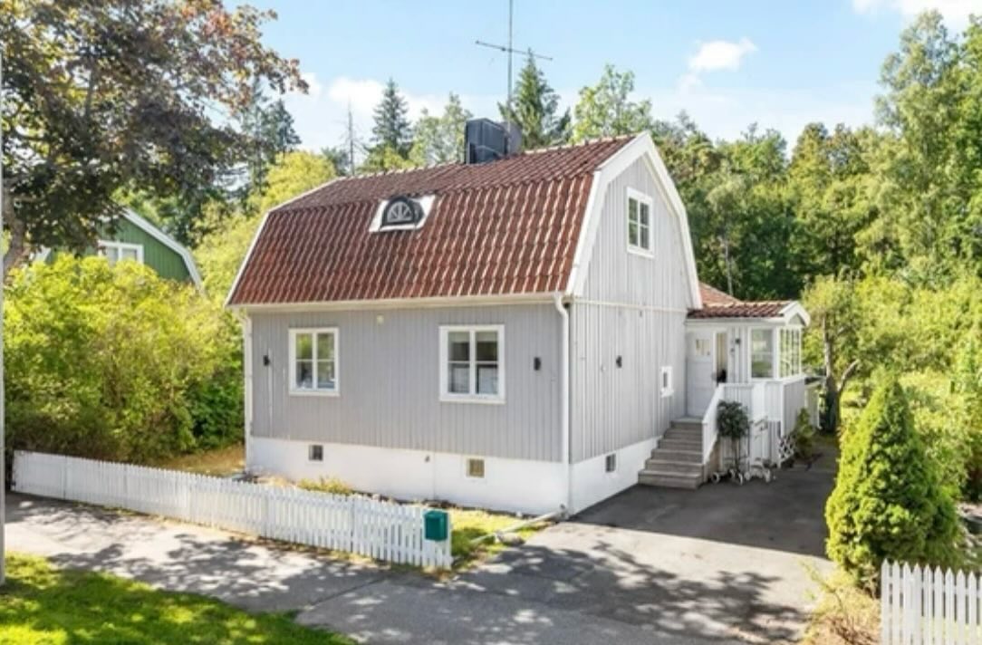 UTHYRD
Vacker villa till uthyrning i Bromma.
Kontakta oss vid intresse.
//Passion for Homes
@passionforhomesgroup
#uthyrning #uthyres #hyresförmedling #bromma #boibromma #liveinsweden #rental #stockholmlife #beautifulhomes #houseforrent