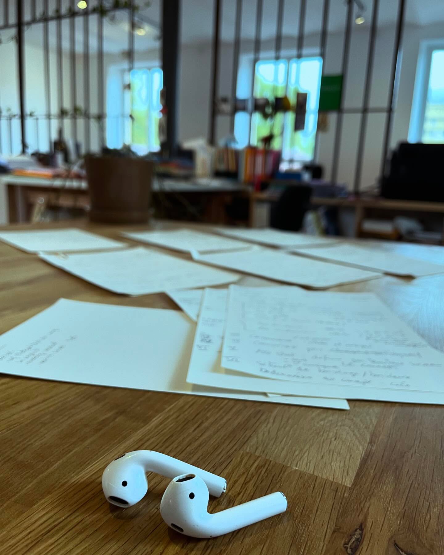 2024 m’amène donc sur de nouvelles terres et des terrains lointains. Là où je ne pensais pas être créative, là où je ne me sentais peut être pas légitime. Pourtant c’est bien sûr la base de mes travaux en stratégie de marque que l’évidence est apparue pour un de mes clients : réfléchir à l’ambiance sonore de la marque et proposer un concept. Un nouveau territoire sonore pour elle, un nouveau territoire créatif pour moi, avec sa littérature et sa culture, ses codes et ses subtilités. Définitivement peu cultivée sur le sujet pour y aller seule, c’est avec Pauline d’ @octavesonore que nous débutons la réflexion créative en partageant nos sources et nos lectures. Et c’est un régal. Extraits choisis ☝🏽
1. Les fous du son, Laurent de Wilde
2. Langage, musique, poésie, Nicolas Ruwet
3. Pourquoi la musique ?, Francis Wolff
Et je vous laisse avec le son qui tourne en boucle dans mes oreilles en ce lundi pluvieux.
🎹✌🏼