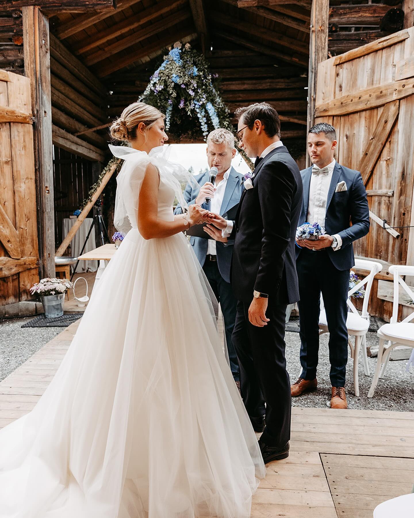 Loved leading this joint wedding and child dedication ceremony. A beautiful moment for the whole family! ❤️
@heustadl_kitzbuehel 🇦🇹
#destinationwedding #hochzeit #trauredner #hochzeitsredner #heirateninösterreich