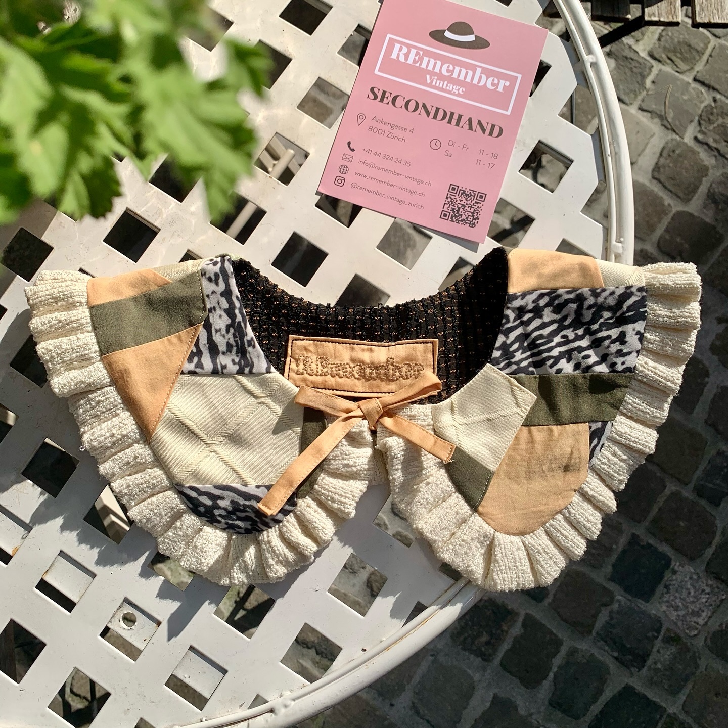 Want to add some extravaganza to your favourite white comfy T-Shirt? 🪲
Unique detachable collar made from secondhand and left-over fabrics. REmember 🪡
#secondhand #vintage #zurich #sewing #patchwork