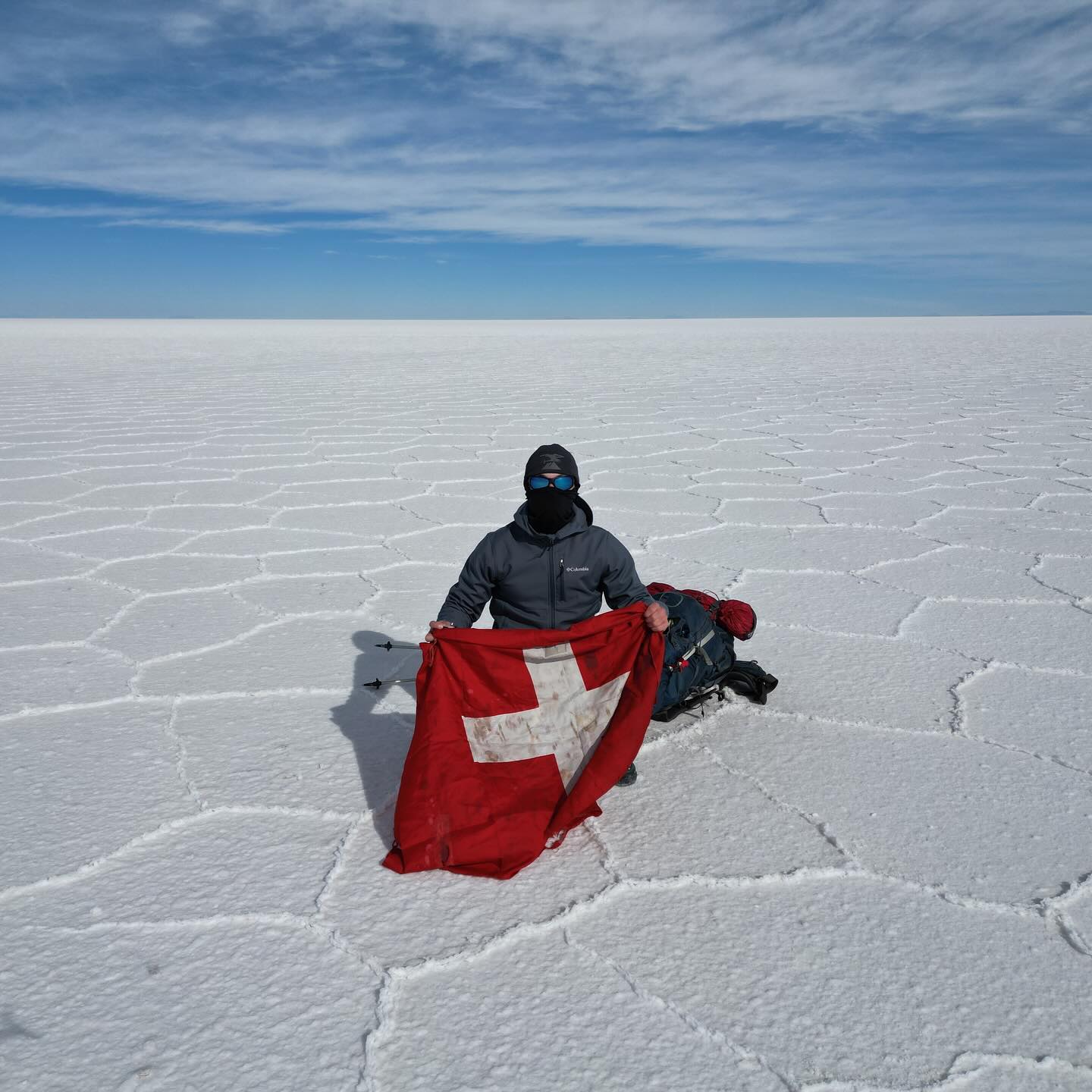 Défi sportif 07: Traversée du plus grand désert de sel au monde sur 180km durant 6 jours en autonomie totale durant la période hivernale. Situé dans la cordillère des Andes en Bolivie🇧🇴 , le Salar D’Uyuni est le plus grand désert de sel au monde il est à une altitude de 3600m et durant l’hiver les températures peuvent descendre jusqu’à -11 C.