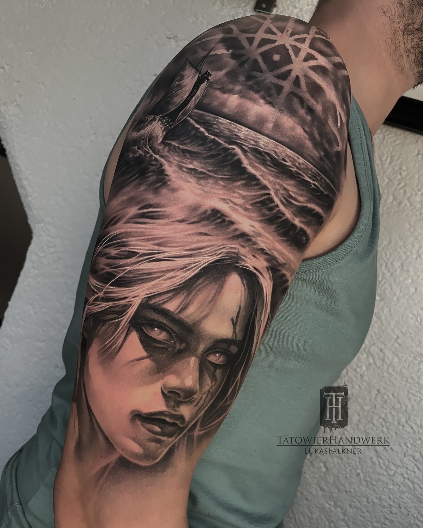 Partly fresh, partly healed. This piece features a Valkyrie inspired by Nordic mythology, with a 'strength' rune on her face. The upper part captures a rough sea with a 'healing sigil' in the clouds. Stoked about how this one turned out. ⚔️🌊
#Tattoo #Tattoos #TattooArtist #Valkyrie #NordicMythology #Vikings