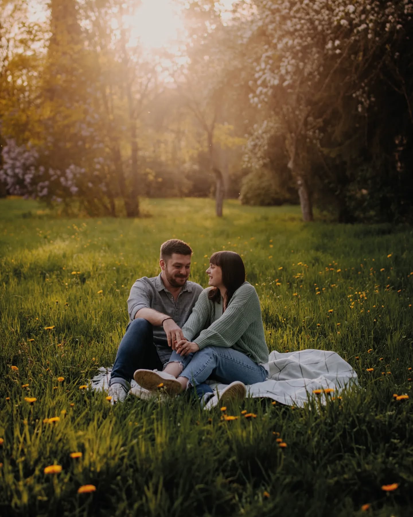 Morgen heißt es wieder Weddingtime! Dieses Jahr endet meine Hochzeitssaison mit der Begleitung dieser lieben Beiden. Bereits unser erstes Kennenlernshooting war wundervoll, jetzt drücken wir die Daumen, dass das Wetter morgen auch so gut mitspielt ☺️.
Ich freue mich euch morgen zu begleiten! ☺️