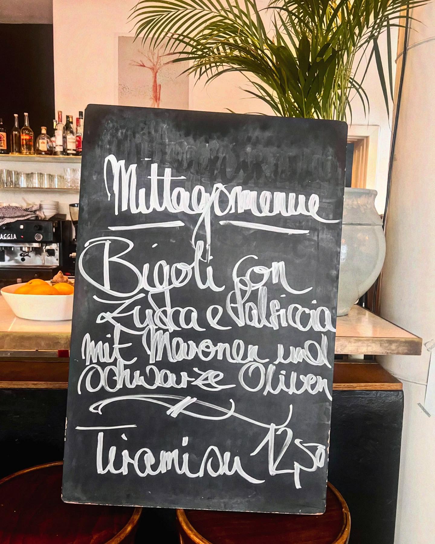 Passend zum Wetter unser heutiges Mittagsmenü 🍂🧡
.
.
.
.
#mittagsmenü #mädchenitaliener #italianrestaurant #soulfood #zuccaesalsiccia #chestnut #alteschönhauser #berlinmitterestaurant