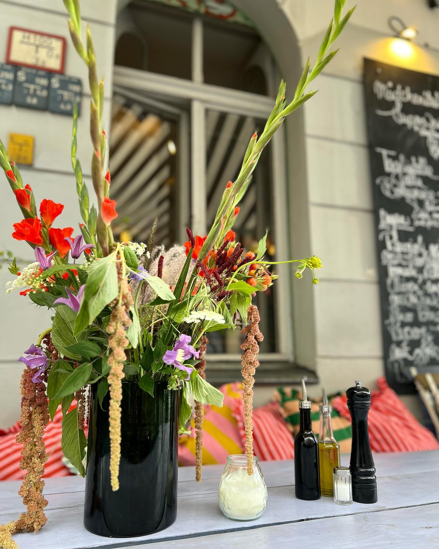 Der Herbst hat auch schöne Seiten…
.
.
.
.
.
#autumnflowers #mädchenitaliener #blumenimmädchenitaliener #alteschönhauser #italianrestaurant #goldenerherbst