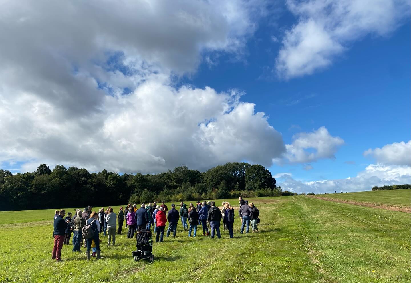 ☀️The sun shone for #nationalracehorseweek ☀️We showed 3yo’s to retired 13yo’s doing their thing. Thank you to everyone that came and especially to our team and others that helped make it a great fun few hours . We particularly enjoyed seeing Hayley Jones again who rehomed a mare we trained called Ivebeenthinking in 2016, they have now qualified for the ROR Championships at Aintree next year ❤️. #nationalracehorseweek2024 #lovetheracehorse #nationalhuntracing #thoroughbredsofinstragram #retrainingofracehorses #redmillshorsefeeds #gundoggin