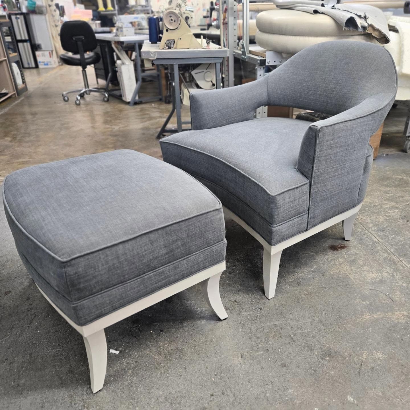This set is all about the curves: the back, the arms, the front, the legs, the matching ottoman. Hardly a straight line to be found. And the way the chair and Otto fit together? 🧩🧩🤩 loooove
(Render at the end, of course)
.
.
.
#customfurnituredesign #custommade #philadelphiainteriordesign #interiordesign #njinteriordesign #nyinteriordesign #upholstery #customupholstery