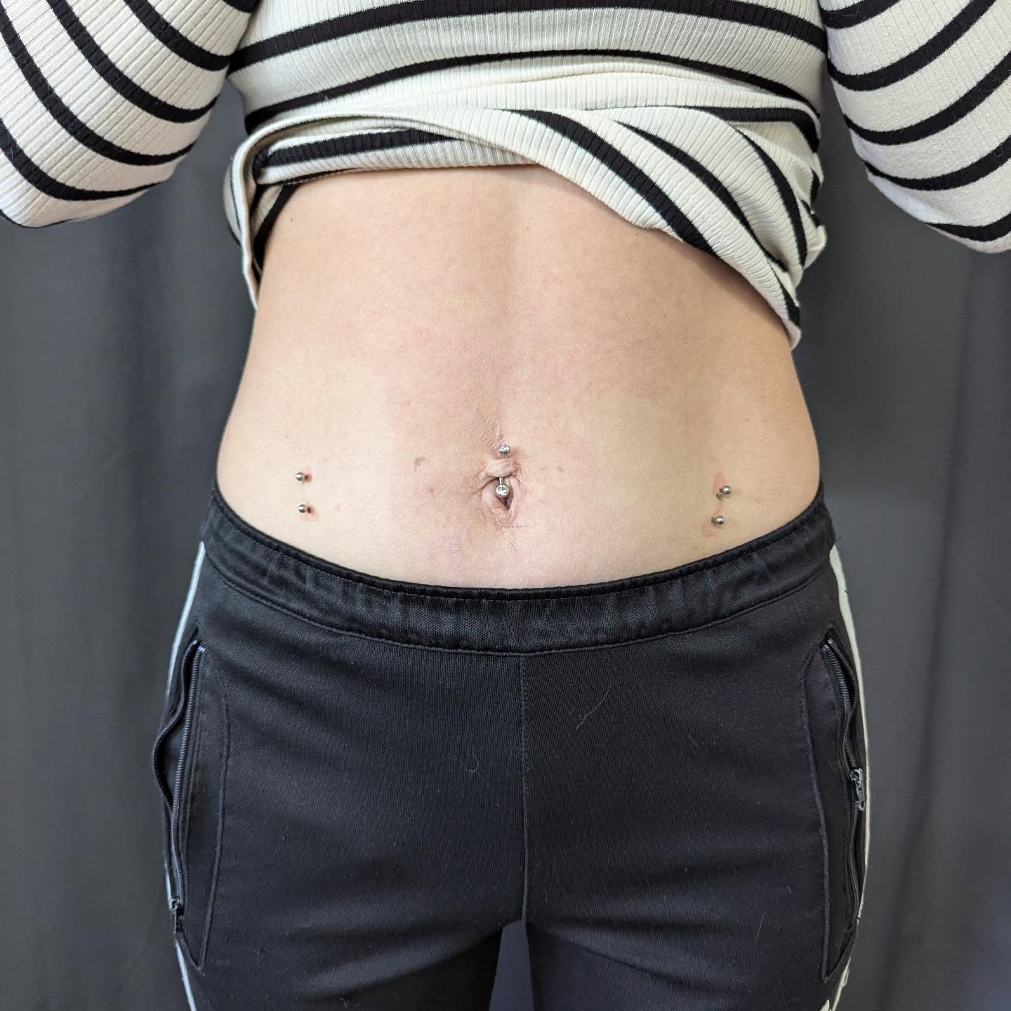 Snyggt med #höftpiercings #hipspiercing #bellybuttonpiercing #bellypiercing #navelpiercing
#piercersinceyear2000 #evilwomanbodypiercing #surfacepiercing