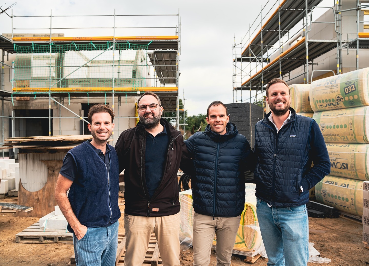 Schwer versichert mit unseren Vericherungsberatern der Karl W. Blome GmbH. Wir hoffen, dass nichts schief geht. Aber wenn, dann haben wir Euch 🏗️💪🏼
_____________
#steinfeld #quartier #steinfeldneubau #neubau #siedlung #co2 #co2neutral #neubauprojekt #baustelle #handwerk #handwerker #borgerdingheese