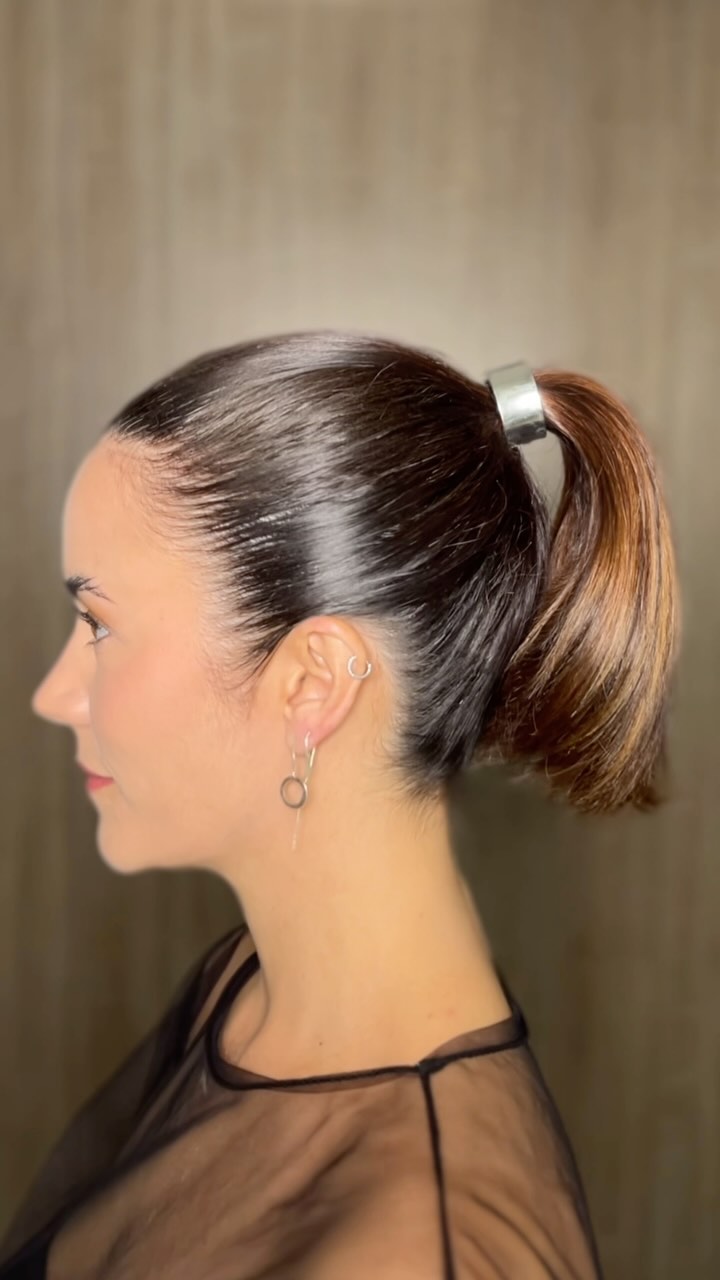 Segundo tutorial da série: RIR SÓ BORA!🤘🏻🚀
E dessa vez trouxe um penteado (a pedido de vocês).
Fácil de fazer, simples e chique.
Ainda deixei um truque para os fios brancos no final 🤭
Agora ficou fácil fácil!
Quem vai reproduzir aí?