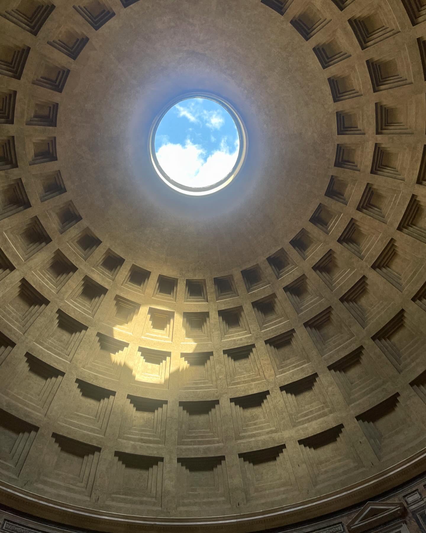 T I D | R U M
Da jeg boede i Rom for over tyve år siden, besøgte jeg jævnligt Panteon, det kunne være flere gange ugentligt.
Mange år senere er jeg her igen. På sin vis det helt samme rum, som da jeg var her sidst. Og århundrede år før det og tusind år før det. Og alligevel er det et andet rum, fordi jeg er over dobbelt så gammel som sidst jeg stod og kiggede op i kuplen, imponeret over den storslående bygning.
Den konstante udveksling mellem det foranderlige og uforanderlige finder jeg spændende.