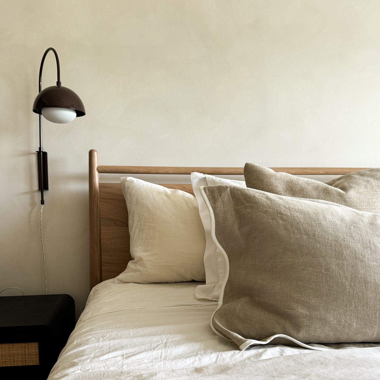 Neutral tones + textured walls 🤍 #bayviewproject
#bedroomdecor #interiors #interiorforinspo #decor #homestyle #valeriemeghoryinteriors