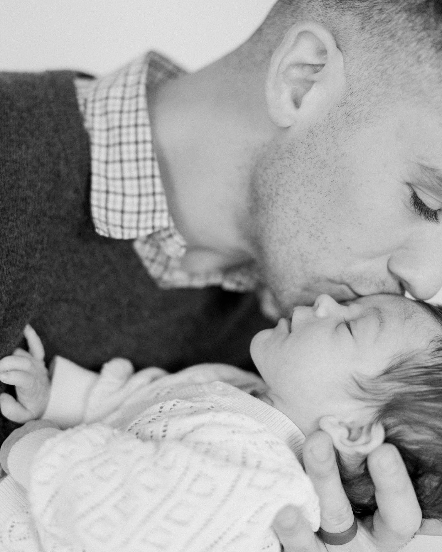 A baby, a couple cheeky doggos, and some cutie parents made this session such a fun one! I’ve said it before and I’ll say it again, I never tire of these newborn sessions.
#lifestylenewborn #dfwnewbornphotographer #dentonnewbornphotographer #northtexasphotographer #fortworthnewbornphotographer #dfwfamilyphotographer