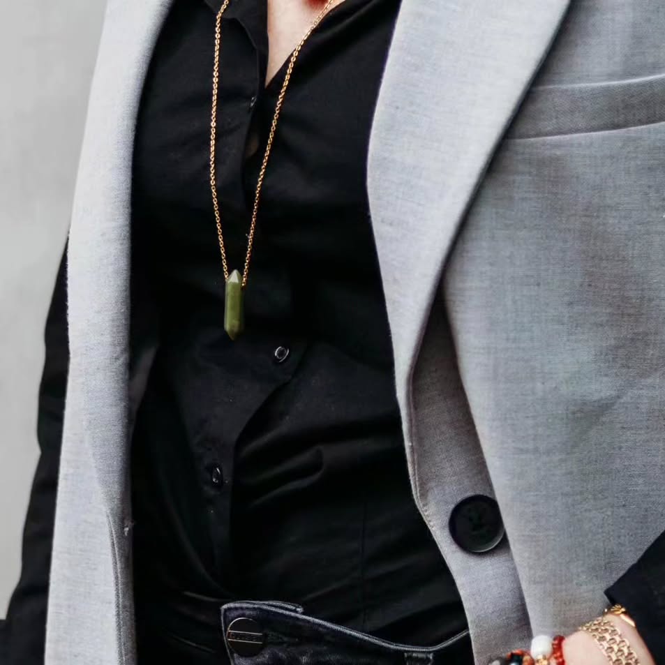 Waarom ik graag deze ketting draag 🙏🙏🪷Groene Jade staat bekend om zijn kalmerende en beschermende energie. Deze prachtige edelsteen symboliseert wijsheid, harmonie en geluk. Draag groene Jade voor balans in je leven en om negatieve energieën af te weren. Of je het nu draagt als sieraad of in je huis plaatst, deze steen helpt je om innerlijke rust te vinden en welvaart aan te trekken. ✨🫶
#groenejade #edelstenen #balans #innerlijkerust #spiritualiteit